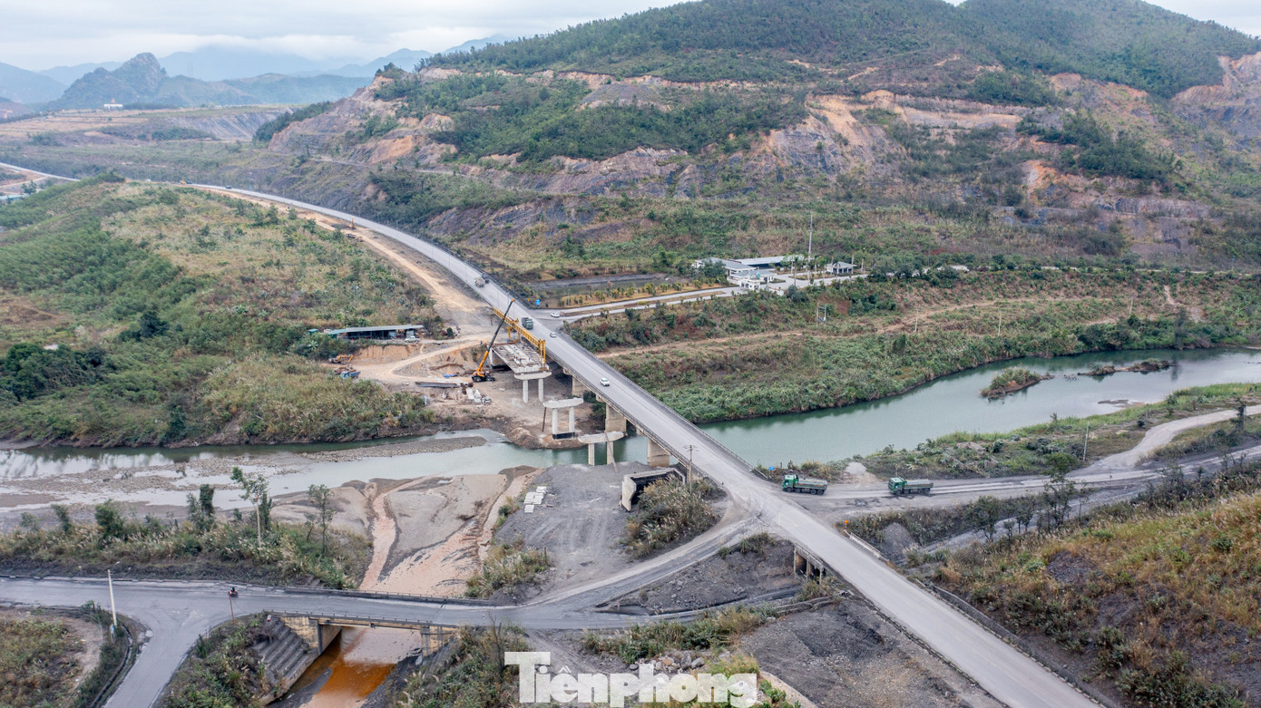 Tại khu vực cầu Diễn Vọng, nhà thầu đã hoàn thành thi công các mố và trụ, hoàn thành đúc dầm I33 và đang chuẩn bị tiến hành lao lắp dầm để vượt sông. Tuy nhiên, hai bên đầu cầu vẫn chưa có đường dẫn nối lên cầu.