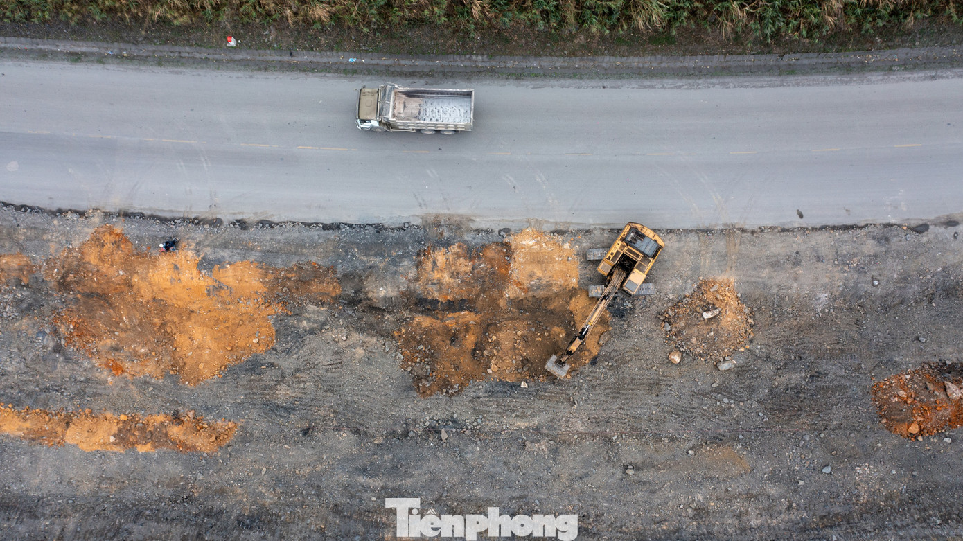 Hiện tại TP. Hạ Long và TP. Cẩm Phả mới bàn giao được phần diện tích do Nhà nước quản lý cho chủ đầu tư. Sau khi có mặt bằng, chủ đầu tư yêu cầu các nhà thầu tranh thủ thời điểm mùa khô, khẩn trương huy động máy móc để thi công.