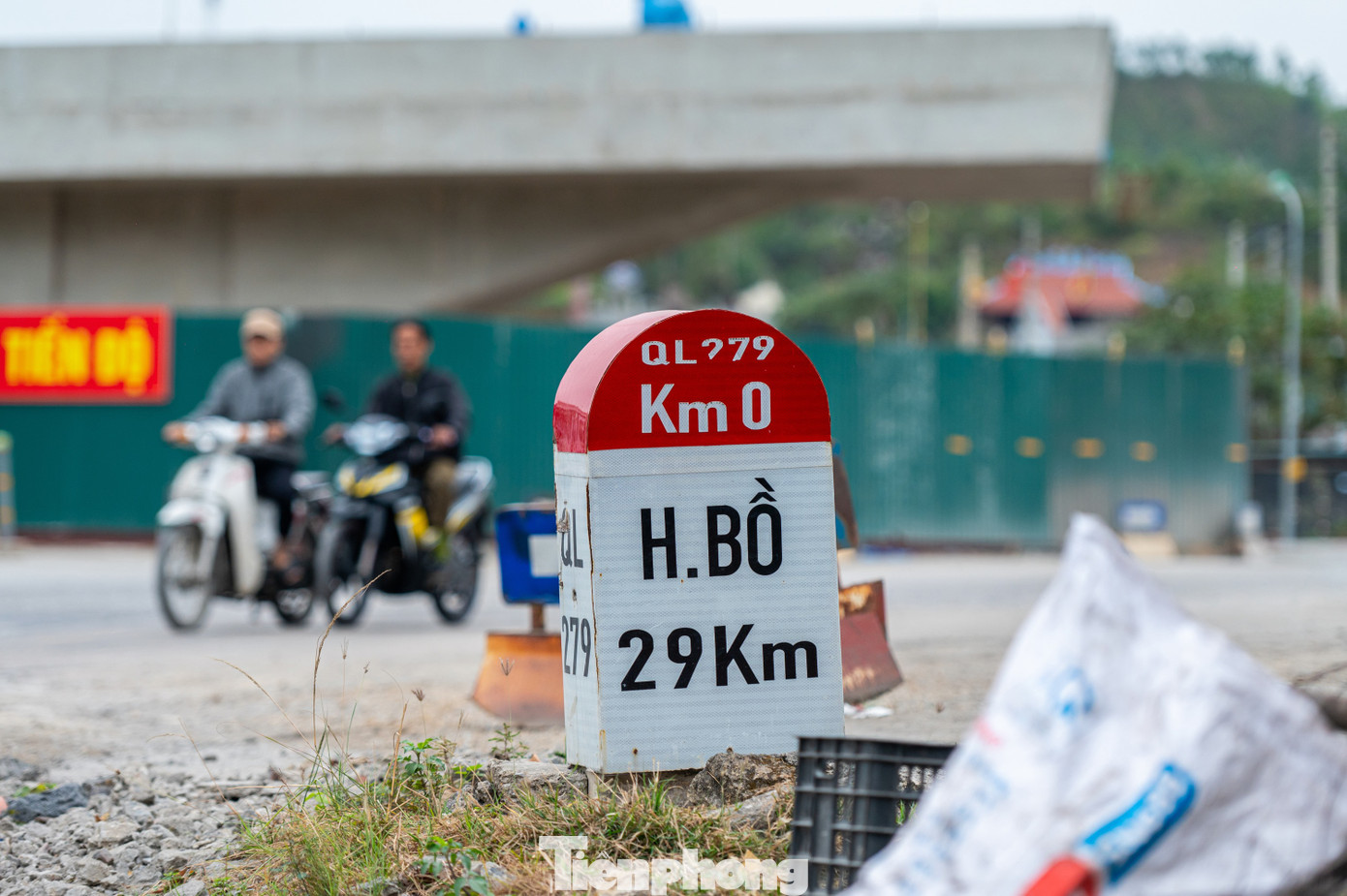 Ghi nhận của báo Tiền Phong tại nút giao Quang Hanh, TP. Cẩm Phả thuộc điểm đầu tuyến quốc lộ 279 giao với quốc lộ 18, đơn vị nhà thầu đã thi công xong một nhịp của cầu vượt. Đây là điểm giao cắt với quốc lộ 18, có độ dốc lớn, trước đây vị trí nút giao này thường xuyên xảy ra tình trạng xe tải mất lái gây tai nạn giao thông.