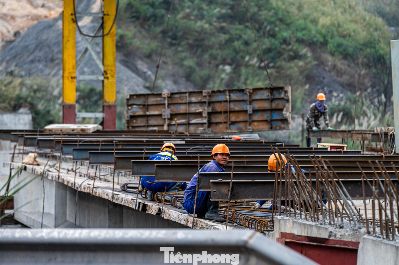 Hiện tại TP. Hạ Long và TP. Cẩm Phả mới bàn giao được phần diện tích do Nhà nước quản lý cho chủ đầu tư. Sau khi có mặt bằng, chủ đầu tư yêu cầu các nhà thầu tranh thủ thời điểm mùa khô, khẩn trương huy động máy móc để thi công.