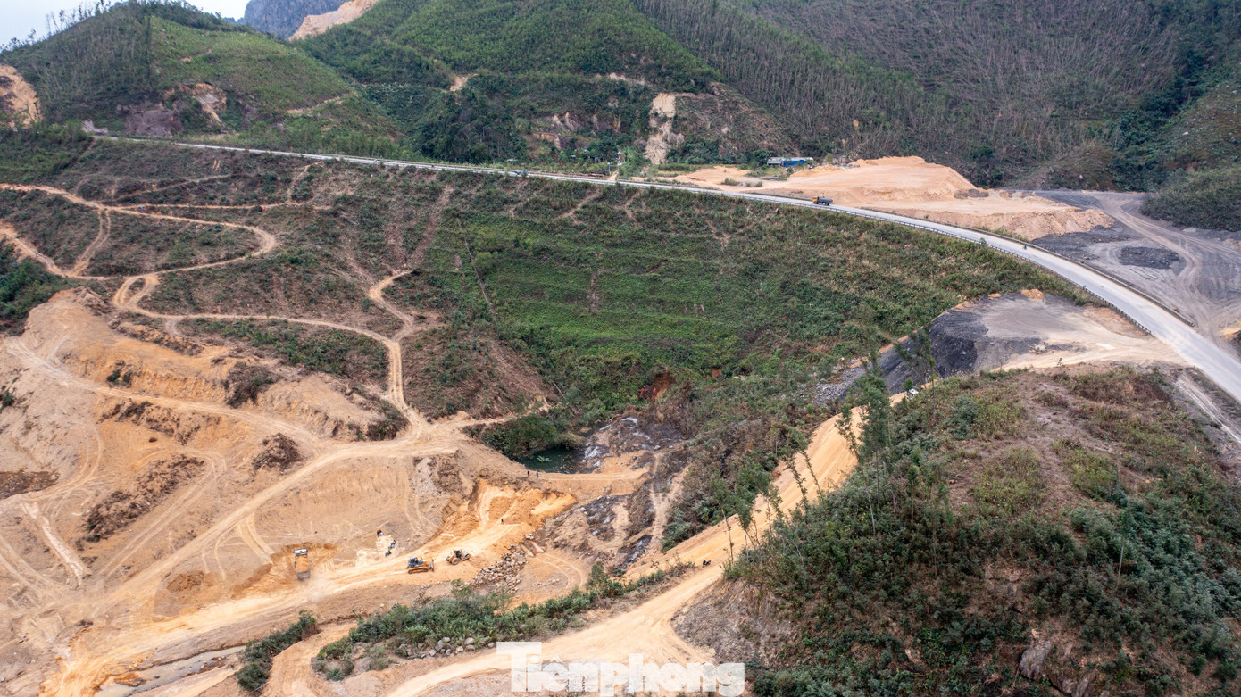 Còn một số vị trí có mặt bằng nhưng lại ở giữa cao trình, không thi công đắp nền đường từ dưới chân lên được, một số vị trí không đổ thải đất được vì dự án thi công theo quy trình đào đắp cân bằng.