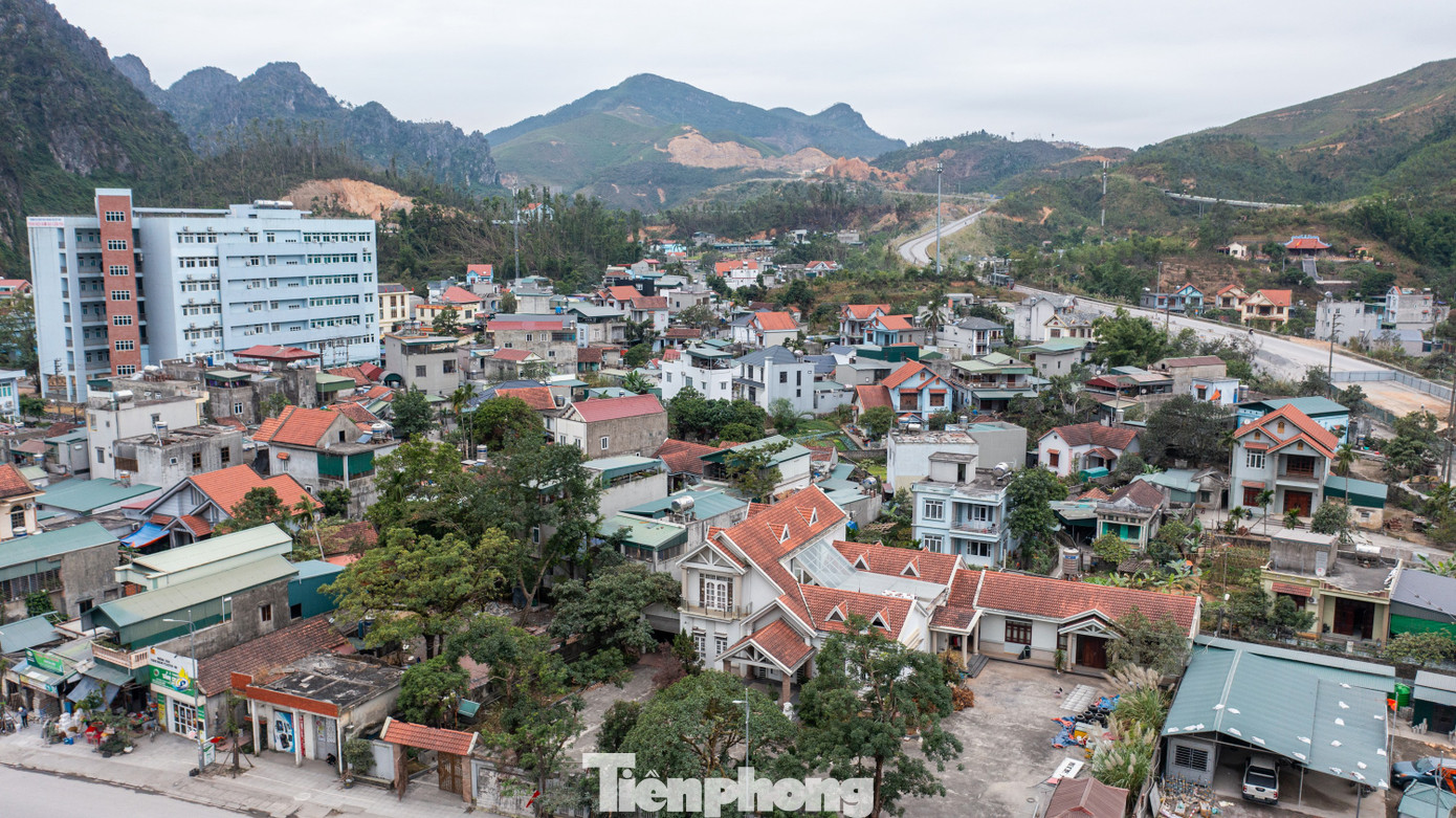 Có khoảng 100 hộ dân và hơn 20 tổ chức, doanh nghiệp nằm trong diện giải phóng mặt bằng, chủ yếu nằm tại nút giao Quang Hanh, thuộc TP. Cẩm Phả. Do chưa có phương án giải phóng mặt bằng và chưa được bàn giao mặt bằng sạch nên các nhà thầu không thể huy động máy móc và thiết bị đến thi công đồng loạt trên tuyến.