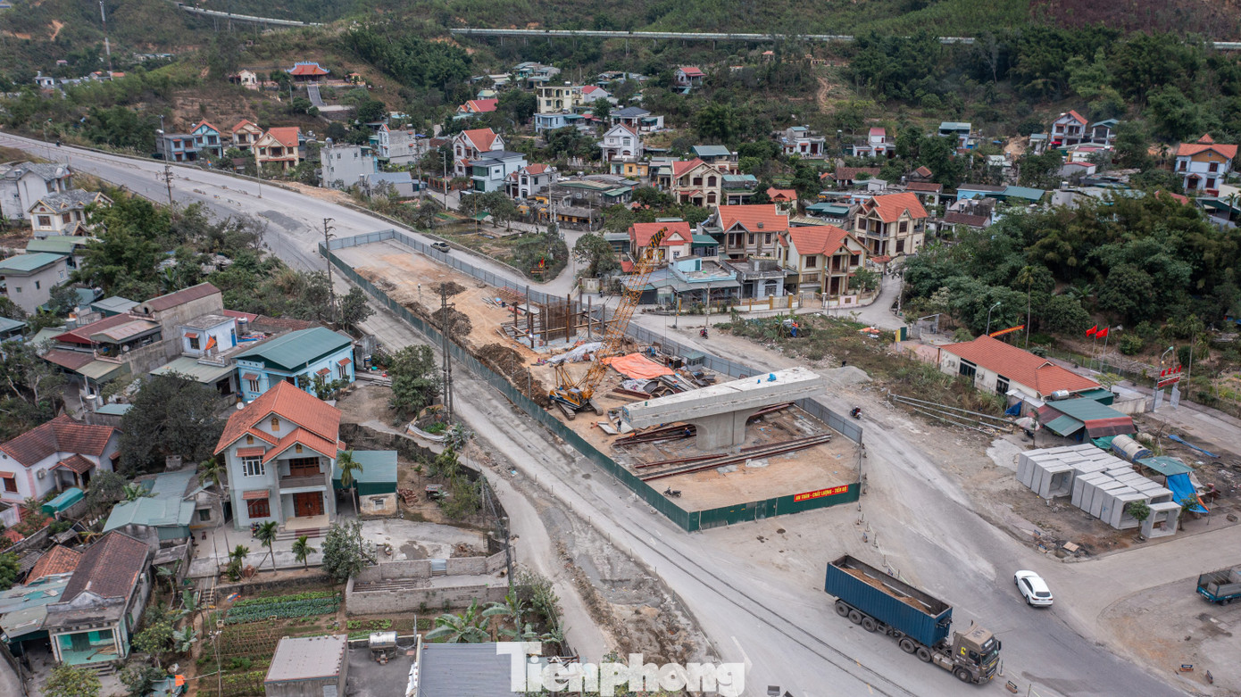 Ghi nhận của báo Tiền Phong tại nút giao Quang Hanh, TP. Cẩm Phả thuộc điểm đầu tuyến quốc lộ 279 giao với quốc lộ 18, đơn vị nhà thầu đã thi công xong một nhịp của cầu vượt. Đây là điểm giao cắt với quốc lộ 18, có độ dốc lớn, trước đây vị trí nút giao này thường xuyên xảy ra tình trạng xe tải mất lái gây tai nạn giao thông.