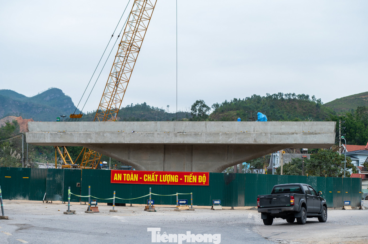 Ghi nhận của báo Tiền Phong tại nút giao Quang Hanh, TP. Cẩm Phả thuộc điểm đầu tuyến quốc lộ 279 giao với quốc lộ 18, đơn vị nhà thầu đã thi công xong một nhịp của cầu vượt. Đây là điểm giao cắt với quốc lộ 18, có độ dốc lớn, trước đây vị trí nút giao này thường xuyên xảy ra tình trạng xe tải mất lái gây tai nạn giao thông.