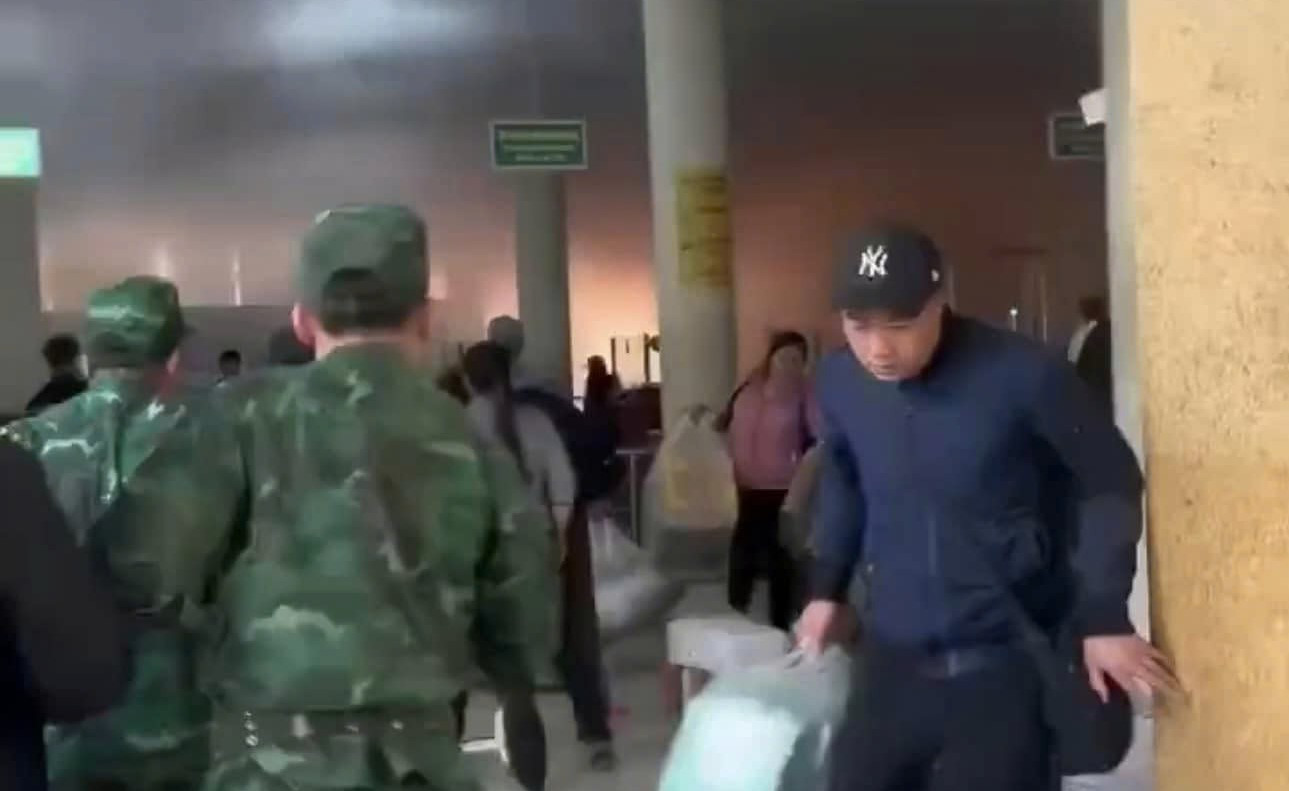 Ngọn lửa kèm khói bốc lên từ khu vực làm thủ tục xuất, nhập cảnh. Ngọn lửa kèm khói bốc lên từ khu vực làm thủ tục xuất, nhập cảnh.