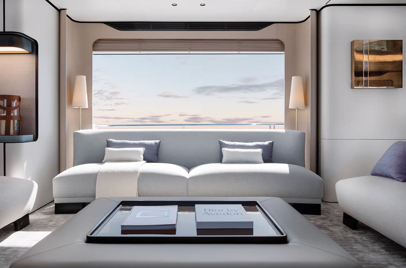 Nội thất bên trong du thuyền được thiết kế trang nhã, sang trọng hướng tới giới thượng lưu.