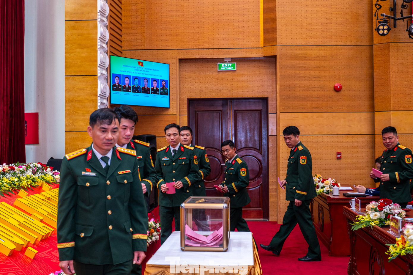 Theo đó, Ban chấp hành Đảng bộ Quân sự TP Hạ Long khóa XVI gồm 5 đồng chí cùng với 2 đồng chí được Ban Thường vụ Thành ủy chỉ định tham gia Ban Chấp hành. Ông Vũ Quyết Tiến - Bí thư Thành ủy Hạ Long giữ chức Bí thư Đảng ủy Quân sự thành phố; ông Nguyễn Tiến Dũng - Phó bí thư Thành ủy, Chủ tịch UBND thành phố là Ủy viên được chỉ định tham gia BCH.