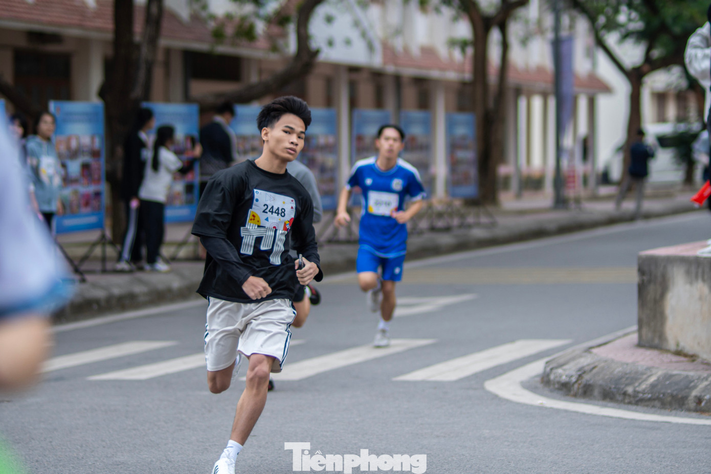 Cung đường chạy dài khoảng 2km quanh khu vực sân của trường Đại học Hạ Long, bắt đầu từ cổng chính trường qua các khu vực ký túc xá; khu thể thao phức hợp; Trung tâm thực hành, Dịch vụ Du lịch và Nghệ thuật... điểm kết thúc là tại khu vực Cổng chính. Các vận động viên thi đấu ở hai bảng nam và nữ, mỗi bảng một lượt thi đấu 2km.