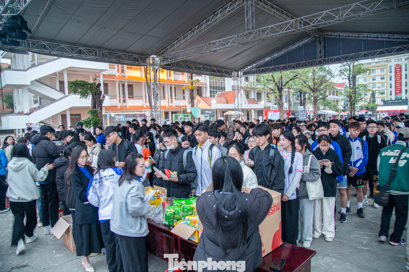 Sáng 22/2, tại sân Trường Đại học Hạ Long cơ sở 1A (TP Uông Bí, tỉnh Quảng Ninh), diễn ra giải chạy sinh viên đến từ các trường đại học, cao đẳng trên địa bàn tỉnh Quảng Ninh nằm trong khuôn khổ chương trình Ngày hội sinh viên.