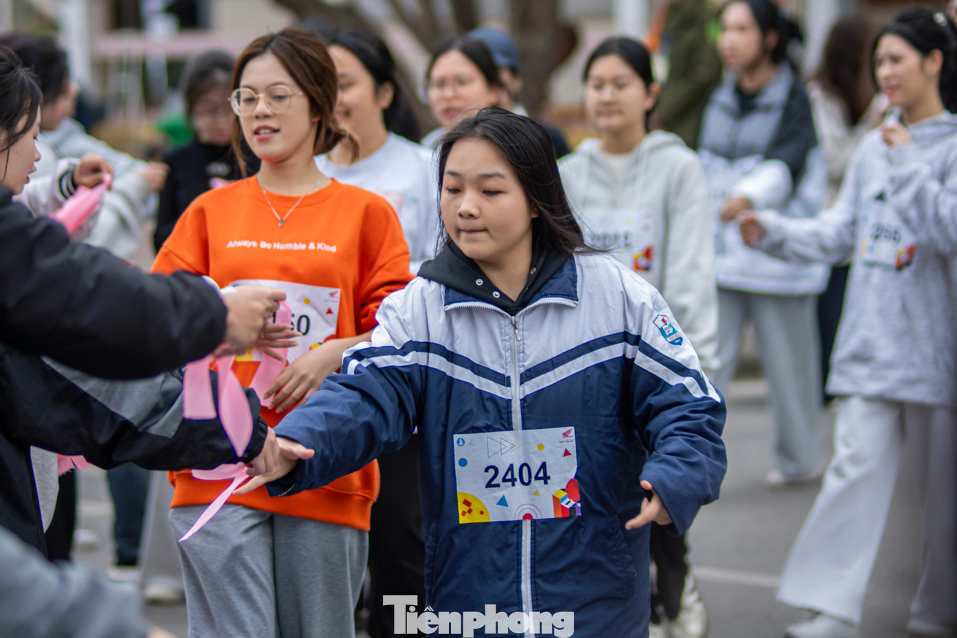 Em Đinh Ánh Nhung, lớp K7.STH1A, Đại học Hạ Long, cho biết cảm thấy rất vui và vinh dự khi đạt giải Ba trong giải chạy hôm nay. Khi tham gia giải chạy Nhung có cơ hội hòa mình vào không khí sôi động của sự kiện, nơi hàng trăm sinh viên cùng chia sẻ đam mê và khát khao chinh phục những thử thách của chính bản thân mình.