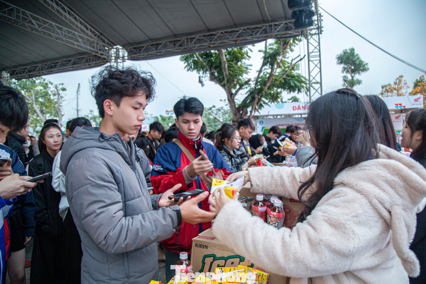Ngay từ sáng sớm, các vận động viên từ các trường nằm trong tỉnh Quảng Ninh đã tập trung tại khu vực sân khấu chính để nhận số bib và thực phẩm hỗ trợ.