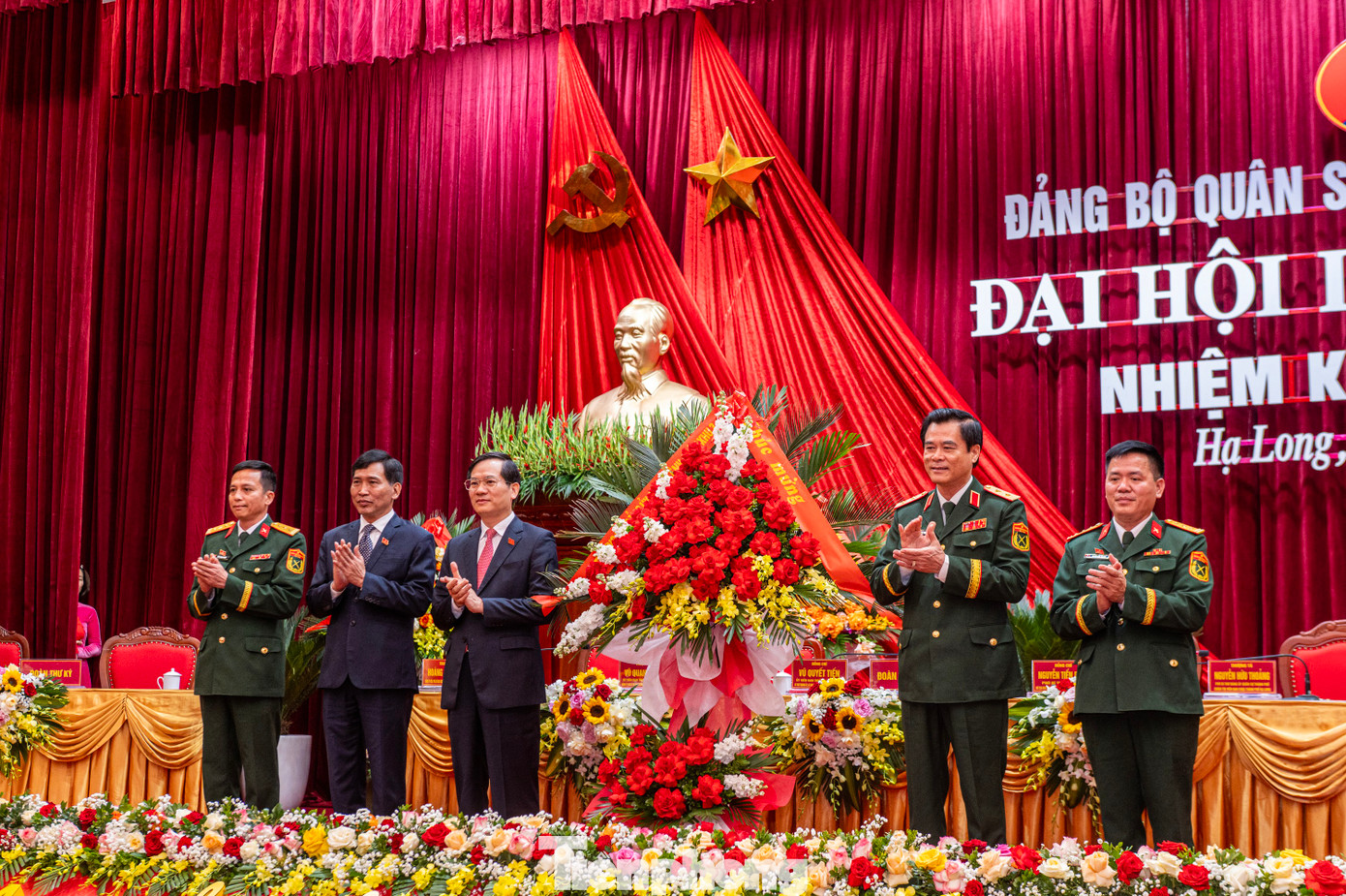 "Biểu thị quyết tâm xây dựng Đảng bộ trong sạch vững mạnh tiêu biểu; xây dựng Quân đội và lực lượng vũ trang thành phố chính quy, tinh nhuệ, từng bước hiện đại; xây dựng khu vực phòng thủ thành phố toàn diện, vững chắc; xây dựng lực lượng dự bị động viên và dân quân tự vệ vững mạnh, rộng khắp; làm nòng cốt xây dựng nền quốc phòng toàn dân, bảo vệ vững chắc quốc phòng, an ninh, giữ vững môi trường an toàn, ổn định để phát triển kinh tế - xã hội", trích bài phát biểu của Bí thư Ban chỉ huy Quân sự TP Hạ Long.