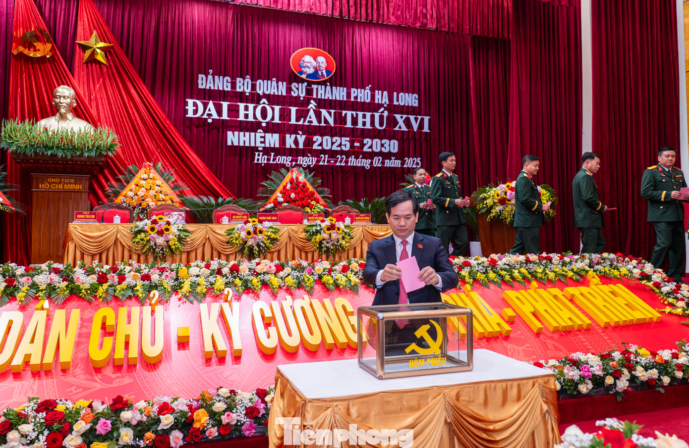 Theo đó, Ban chấp hành Đảng bộ Quân sự TP Hạ Long khóa XVI gồm 5 đồng chí cùng với 2 đồng chí được Ban Thường vụ Thành ủy chỉ định tham gia Ban Chấp hành. Ông Vũ Quyết Tiến - Bí thư Thành ủy Hạ Long giữ chức Bí thư Đảng ủy Quân sự thành phố; ông Nguyễn Tiến Dũng - Phó bí thư Thành ủy, Chủ tịch UBND thành phố là Ủy viên được chỉ định tham gia BCH.