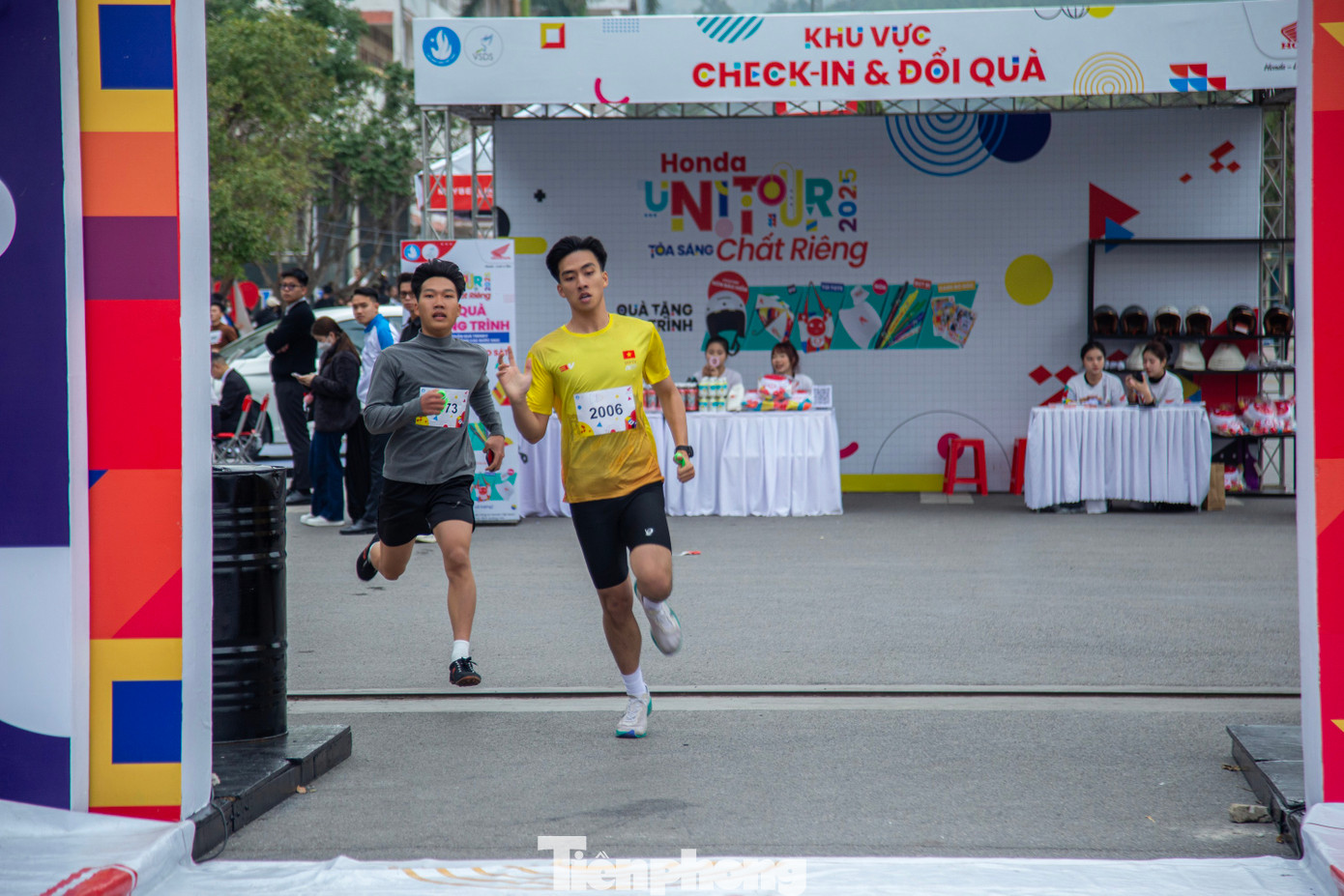 Sau khi hoàn thành đường chạy, các vận động viên sẽ được cấp Giấy chứng nhận tham gia cuộc thi từ Trung tâm Hỗ trợ và Phát triển sinh viên Việt Nam.