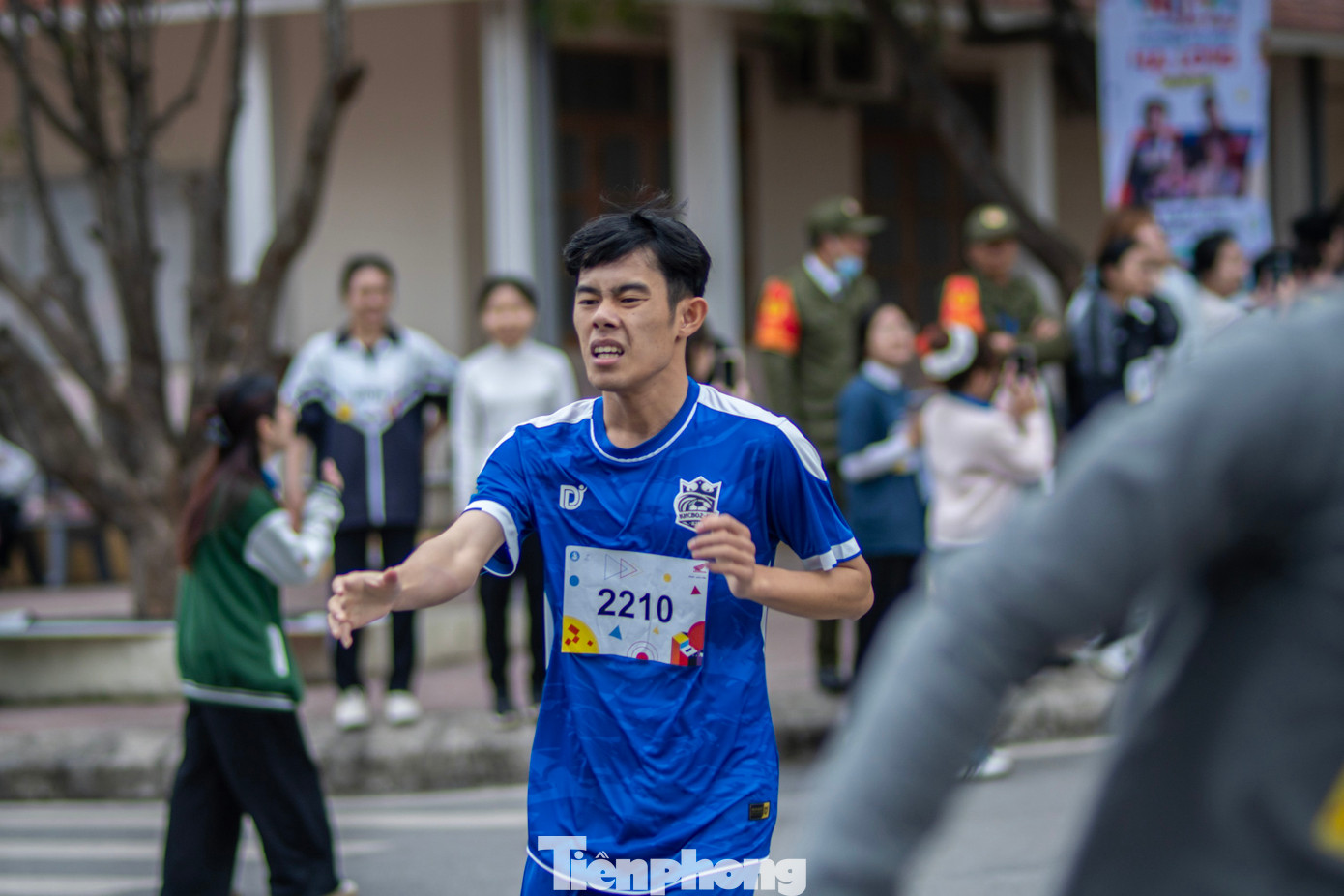 Sau khi hoàn thành đường chạy, các vận động viên sẽ được cấp Giấy chứng nhận tham gia cuộc thi từ Trung tâm Hỗ trợ và Phát triển sinh viên Việt Nam.