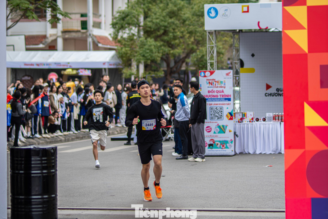 Sau khi hoàn thành đường chạy, các vận động viên sẽ được cấp Giấy chứng nhận tham gia cuộc thi từ Trung tâm Hỗ trợ và Phát triển sinh viên Việt Nam.