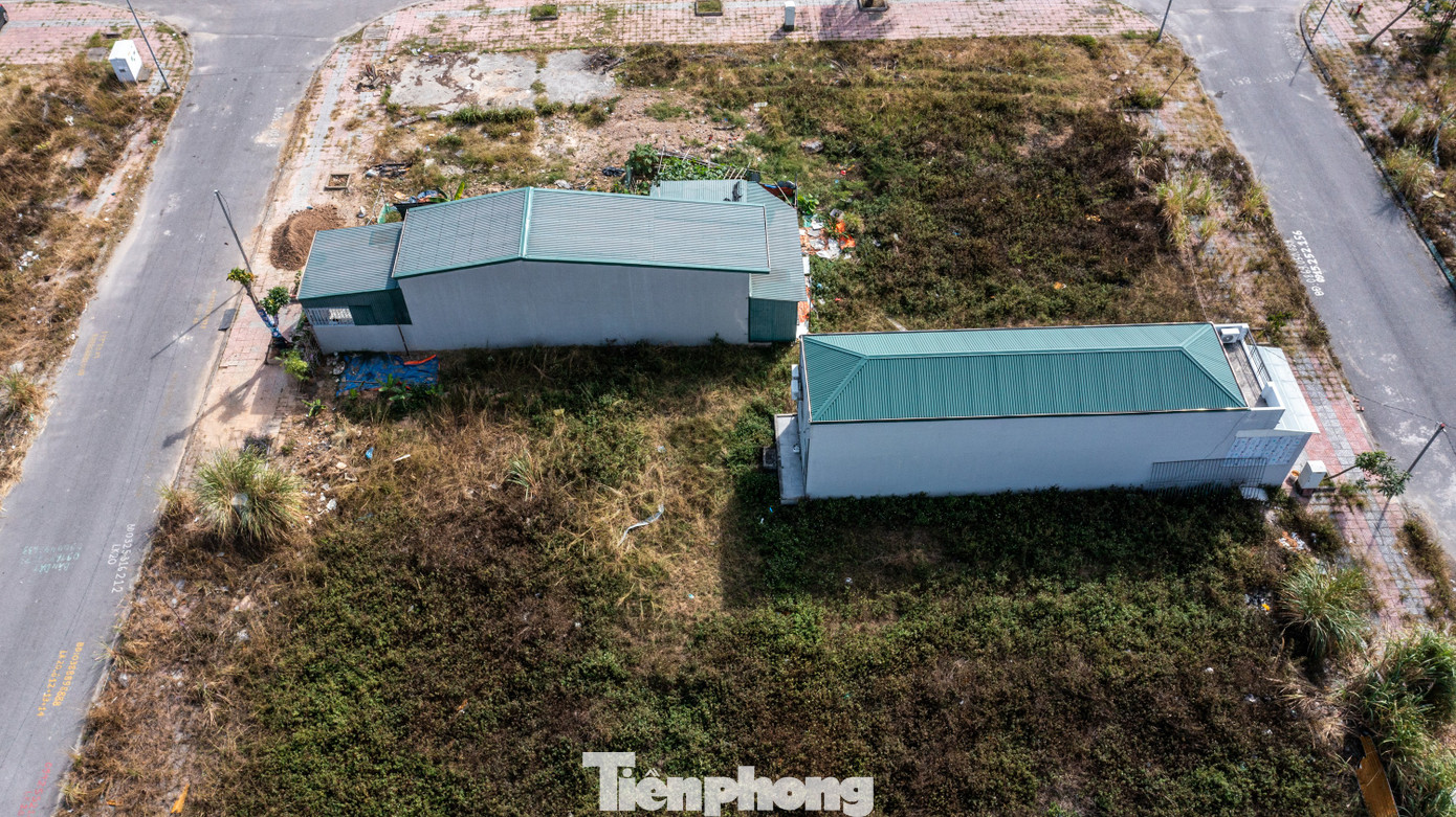 Dù chưa được cấp giấy chứng nhận quyền sử dụng đất, nhưng chủ đầu tư của các ô đất vẫn cố tình xây dựng công trình trái quy định rất dễ gây ra tình trạng tranh chấp, kiện tụng gây khó khăn cho công tác quản lý nhà nước tại địa phương.