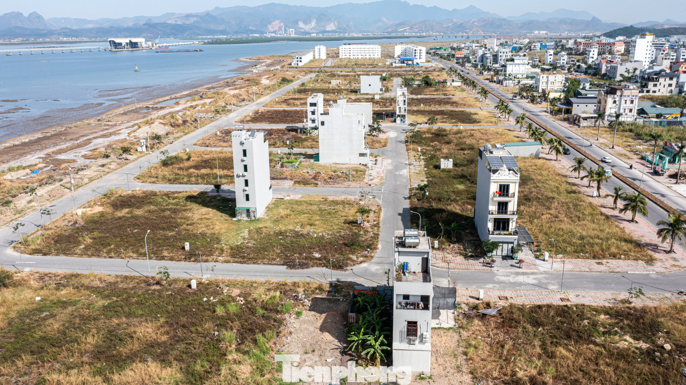 Mặc dù tính pháp lý của dự án đang còn vướng mắc nhiều vấn đề nhưng khu đất dự án này ‘mọc’ lên hàng chục ngôi nhà xây dựng kiên cố, trong đó có nhiều công trình là nhà cao tầng.