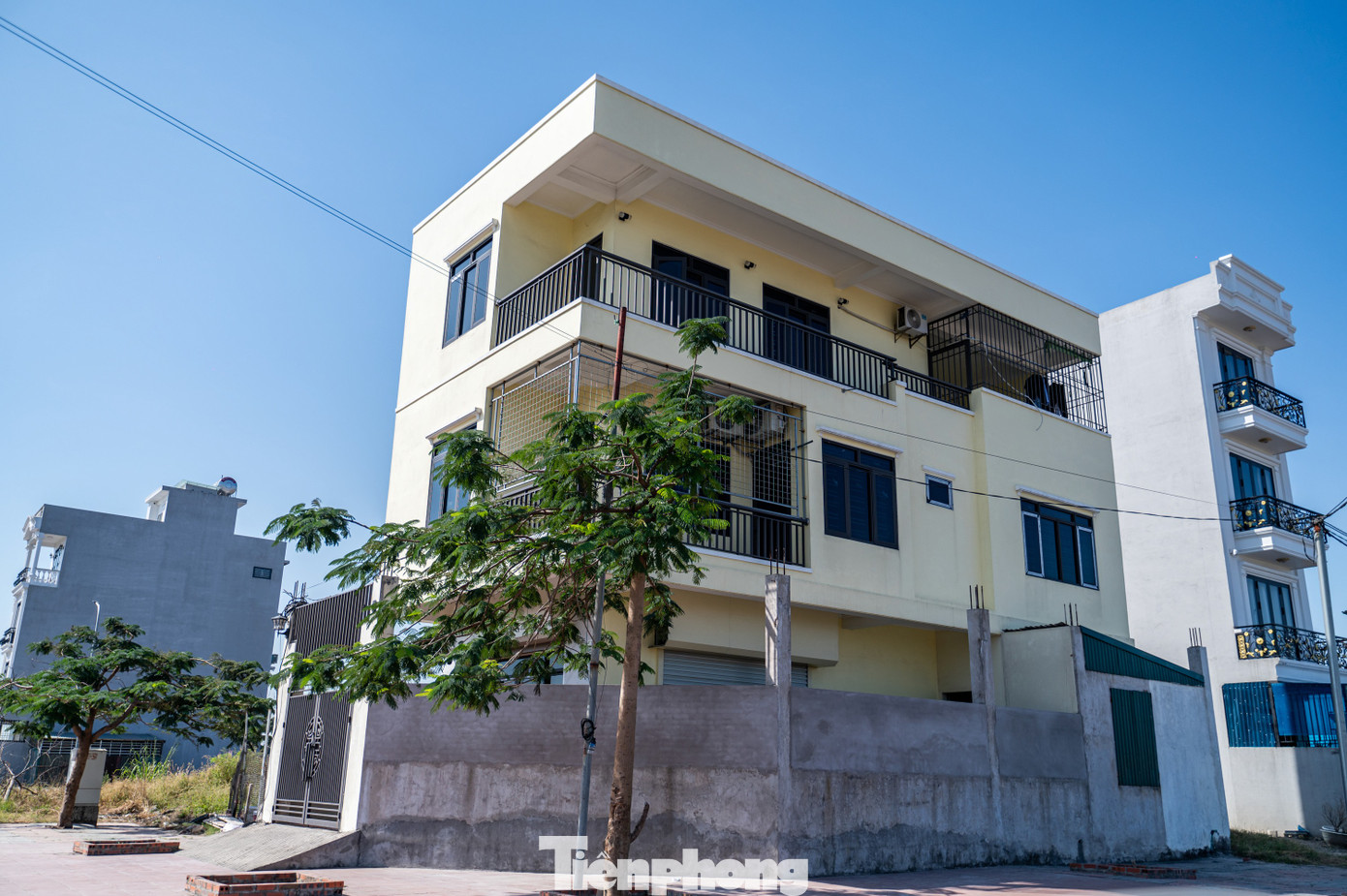 “Hiện tại dự án vẫn chưa được phê duyệt lại giá thu tiền sử dụng đất. Do đó chưa thực hiện cấp giấy chứng nhận quyền sử dụng đất đối với các lô đất còn lại của dự án. Đồng thời với đó các hộ dân nhận chuyển nhượng đất của Công ty cổ phần xây dựng công trình 507 sẽ chưa có giấy chứng nhận quyền sử dụng đất”, đại diện UBND phường Cao Xanh thông tin.