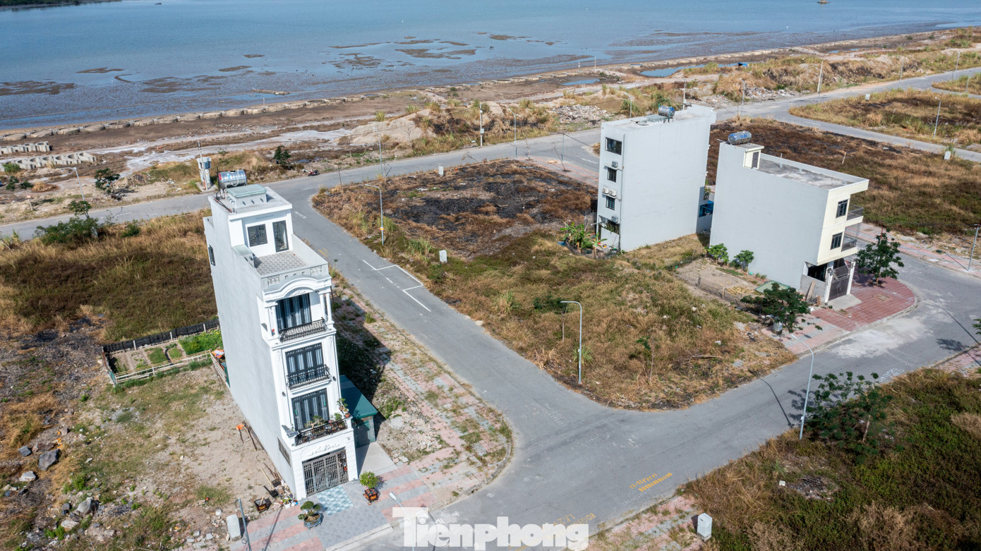 Tại buổi làm việc với phóng viên báo Tiền Phong, ông Nguyễn Hải Ngọc, Chủ tịch UBND phường Cao Xanh, TP Hạ Long thừa nhận công trình nhà ở xây dựng trên dự án KĐT của Công ty 507 đều là trái phép.