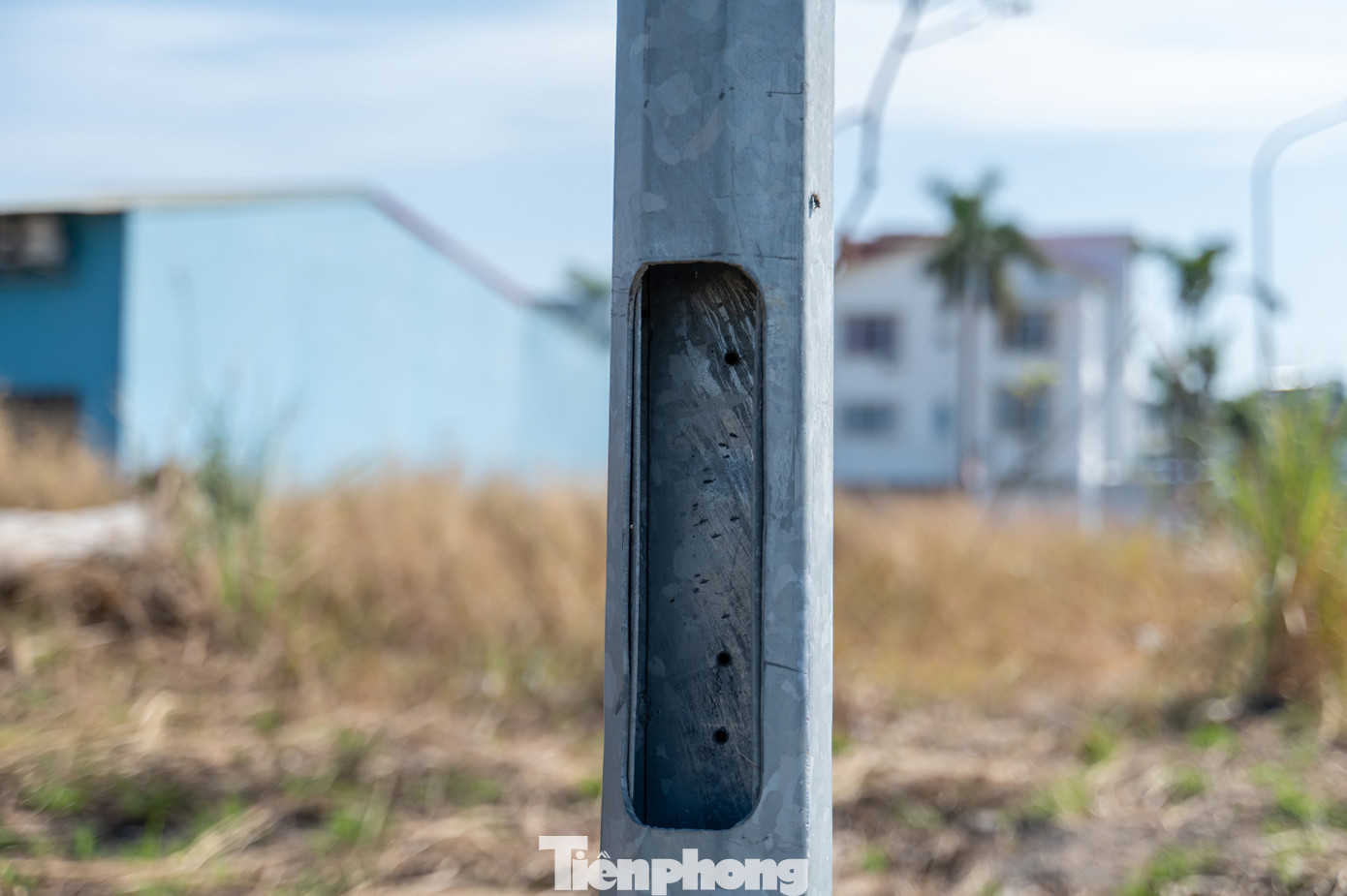 Nhiều công trình như cột điện chiếu sáng, tủ điện có dấu hiệu bị hư hỏng hoặc bị kẻ gian cạy phá, tháo toàn bộ thiết bị bên trong.