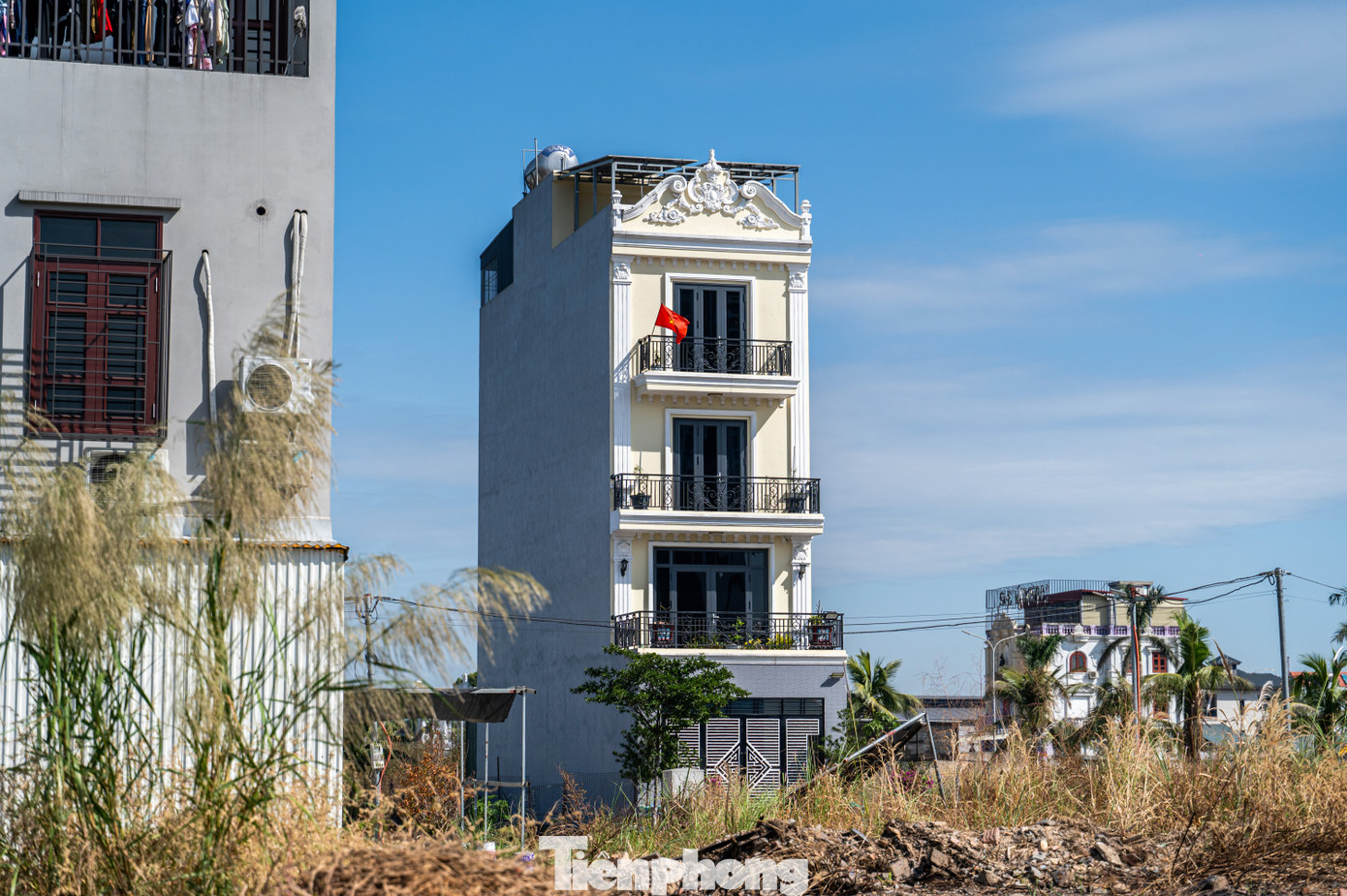 “Hiện tại dự án vẫn chưa được phê duyệt lại giá thu tiền sử dụng đất. Do đó chưa thực hiện cấp giấy chứng nhận quyền sử dụng đất đối với các lô đất còn lại của dự án. Đồng thời với đó các hộ dân nhận chuyển nhượng đất của Công ty cổ phần xây dựng công trình 507 sẽ chưa có giấy chứng nhận quyền sử dụng đất”, đại diện UBND phường Cao Xanh thông tin.