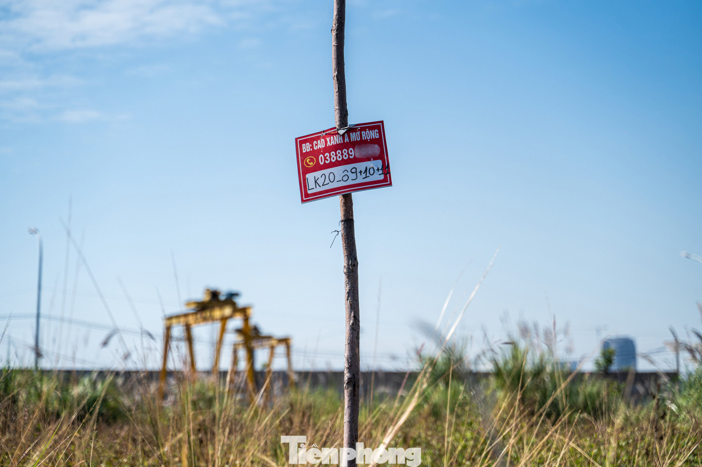 Tình trạng giới thiệu, mua bán đất tại dự án này vẫn diễn ra tấp nập.