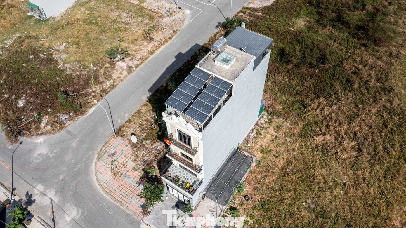 Do chưa đủ tính pháp lý nên các công trình trái phép trên vẫn trong tình trạng phải đi kéo nhờ điện và nước từ nơi khác về. Một số nhà chấp nhận lắp hệ thống điện năng lượng mặt trời để sử dụng.