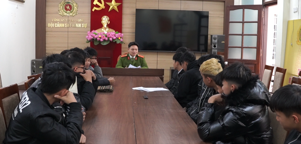 Công an TP Hạ Long triệu tập nhóm thanh thiếu niên gây rối trật tự công cộng lúc rạng sáng. Công an TP Hạ Long triệu tập nhóm thanh thiếu niên gây rối trật tự công cộng lúc rạng sáng.