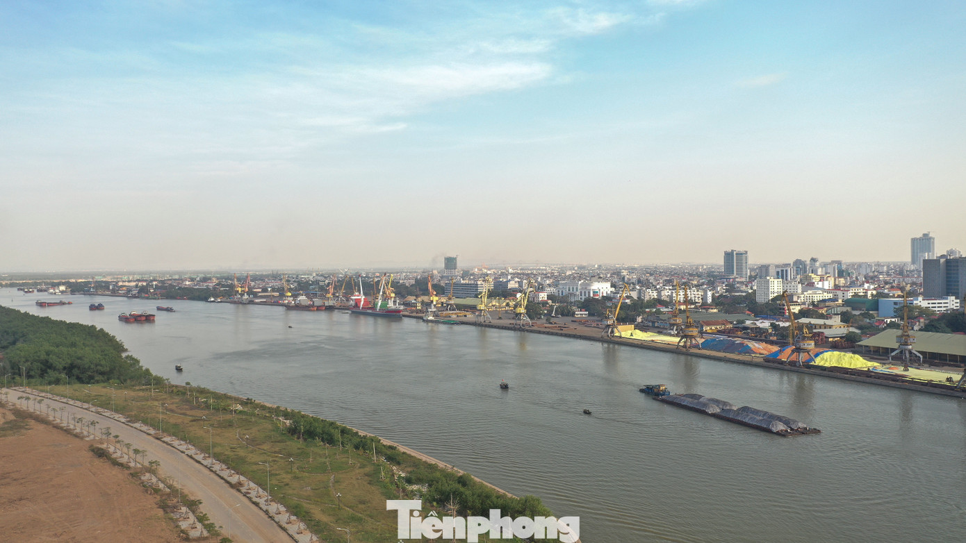 Cảng Hoàng Diệu là bến cảng chính gắn với hình ảnh Hải Phòng - thành phố Cảng, nằm bên bờ sông Cấm, được người Pháp xây dựng từ năm 1874, là một trong 3 bến cảng của Công ty CP Cảng Hải Phòng. Với người dân Hải Phòng, cảng Hoàng Diệu được mặc nhiên coi là cảng Hải Phòng dù nhiều năm qua Công ty CP Cảng Hải Phòng mở rộng địa bàn hoạt động ra nhiều khu vực khác như Đình Vũ, Lạch Huyện...