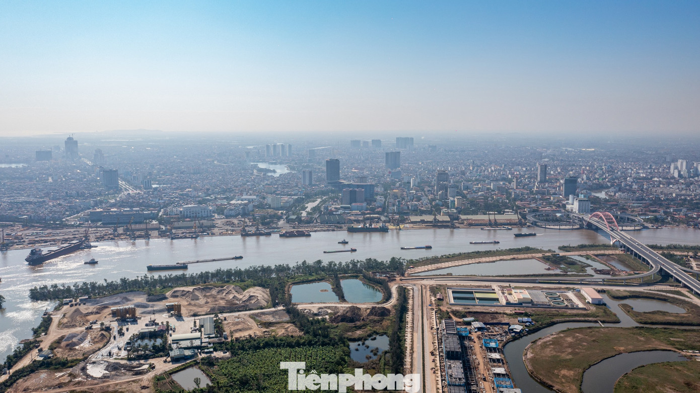 Cảng Hoàng Diệu nằm bên sông Cấm, cách cửa biển khoảng 16 km, được người Pháp xây dựng với 6 nhà kho lớn, nên hay được gọi là bến Sáu Kho. Cảng dài 1.717 m, tổng diện tích kho hàng 31.320 m2, bãi hàng 163.000 m2 cùng hệ thống công trình phụ trợ, chủ yếu tiếp nhận hàng rời phục vụ sản xuất công nghiệp, nông nghiệp, xây dựng của các tỉnh, thành phố phía Bắc.