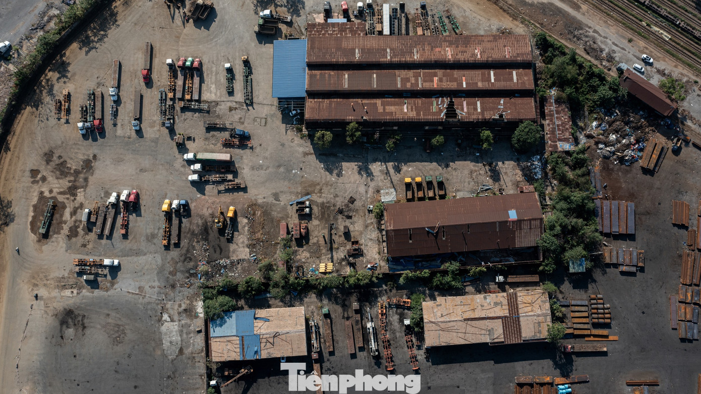 Theo báo cáo của Công ty CP Cảng Hải Phòng, công tác giải phóng mặt bằng đang gặp nhiều khó khăn do cảng vẫn lưu giữ nhiều lô hàng tồn đọng đã lâu tại 4 kho và nhiều khu vực bãi cảng. Các lô hàng tồn đọng này đều là hàng hoá chưa được thông quan, với khối lượng 'khoảng hơn 5.000 m3.