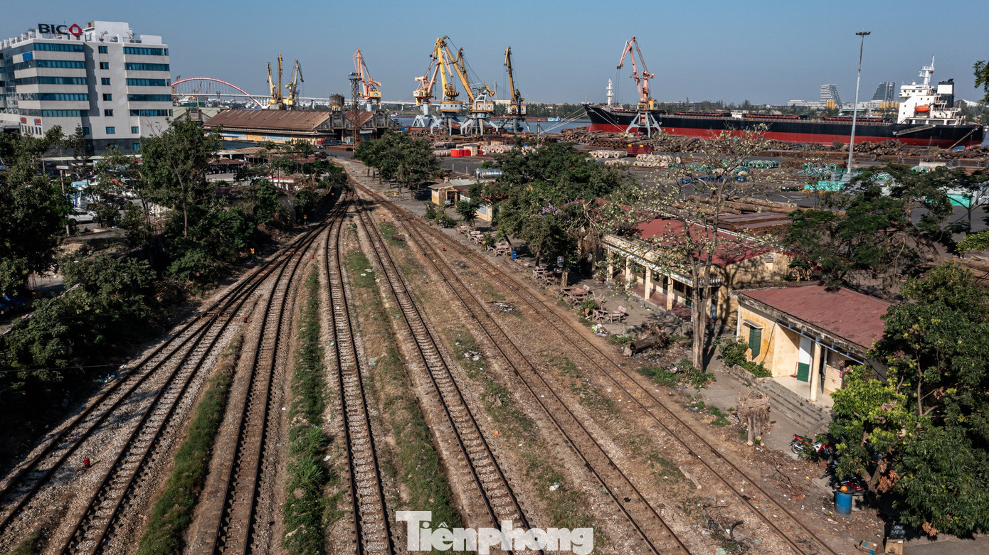 Khi được xây dựng, cảng Hoàng Diệu có kho bãi cùng hệ thống trang thiết bị xếp dỡ đồng bộ nên có ít có đối thủ cho đến tận cuối thế kỷ 20. Ngoài ra, cảng Hoàng Diệu là cảng duy nhất hiện nay trên cả nước có đường sắt kết nối trực tiếp, đồng bộ với đường sắt quốc gia (Hải Phòng - Hà Nội - Việt Trì - Lào Cai).