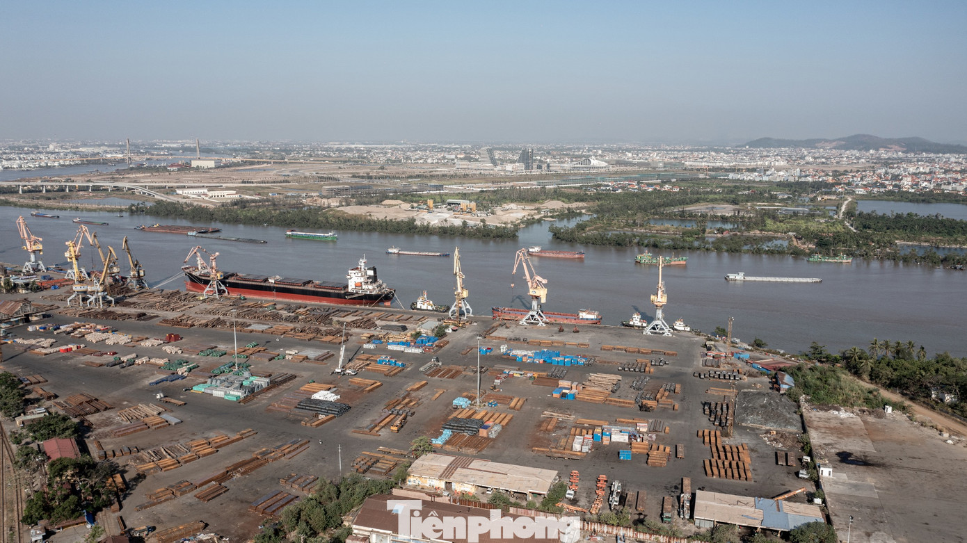 Lý do di rời cảng Hoàng Diệu do cảng có vị trí siêu đắc địa khi nằm giữa trung tâm TP. Hải Phòng cũ và khu trung tâm hành chính mới mà trong tương lai sẽ trở thành TP. Thủy Nguyên. HĐND TP. Hải Phòng đã chính thức biểu quyết thông qua chủ trương đầu tư hơn 6.300 tỷ đồng xây dựng cầu Nguyễn Trãi bắc qua sông Cấm và chỉnh trang đô thị vùng phụ cận.