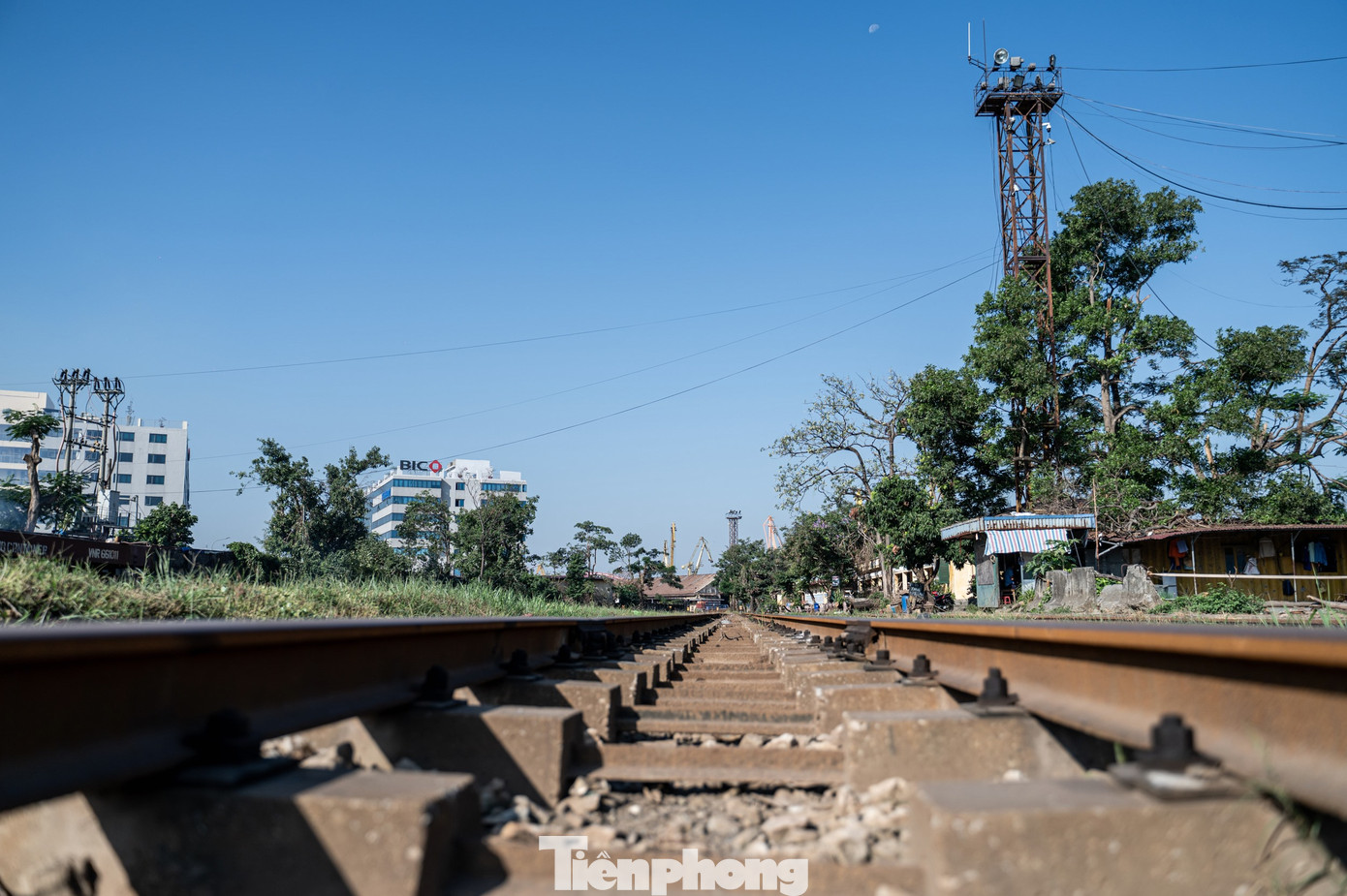 Khi được xây dựng, cảng Hoàng Diệu có kho bãi cùng hệ thống trang thiết bị xếp dỡ đồng bộ nên có ít có đối thủ cho đến tận cuối thế kỷ 20. Ngoài ra, cảng Hoàng Diệu là cảng duy nhất hiện nay trên cả nước có đường sắt kết nối trực tiếp, đồng bộ với đường sắt quốc gia (Hải Phòng - Hà Nội - Việt Trì - Lào Cai).