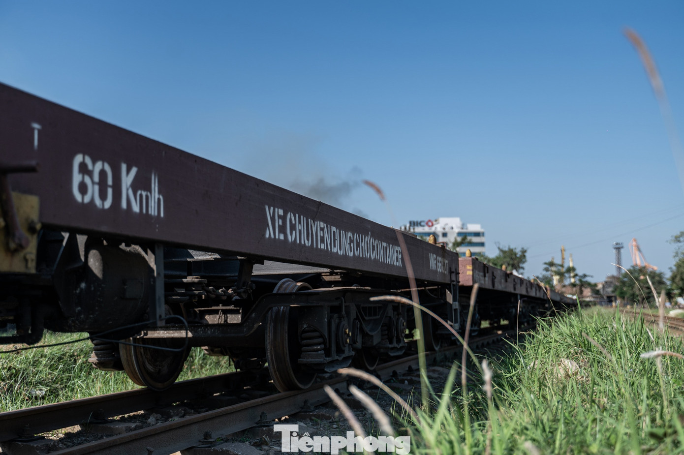 Khi được xây dựng, cảng Hoàng Diệu có kho bãi cùng hệ thống trang thiết bị xếp dỡ đồng bộ nên có ít có đối thủ cho đến tận cuối thế kỷ 20. Ngoài ra, cảng Hoàng Diệu là cảng duy nhất hiện nay trên cả nước có đường sắt kết nối trực tiếp, đồng bộ với đường sắt quốc gia (Hải Phòng - Hà Nội - Việt Trì - Lào Cai).