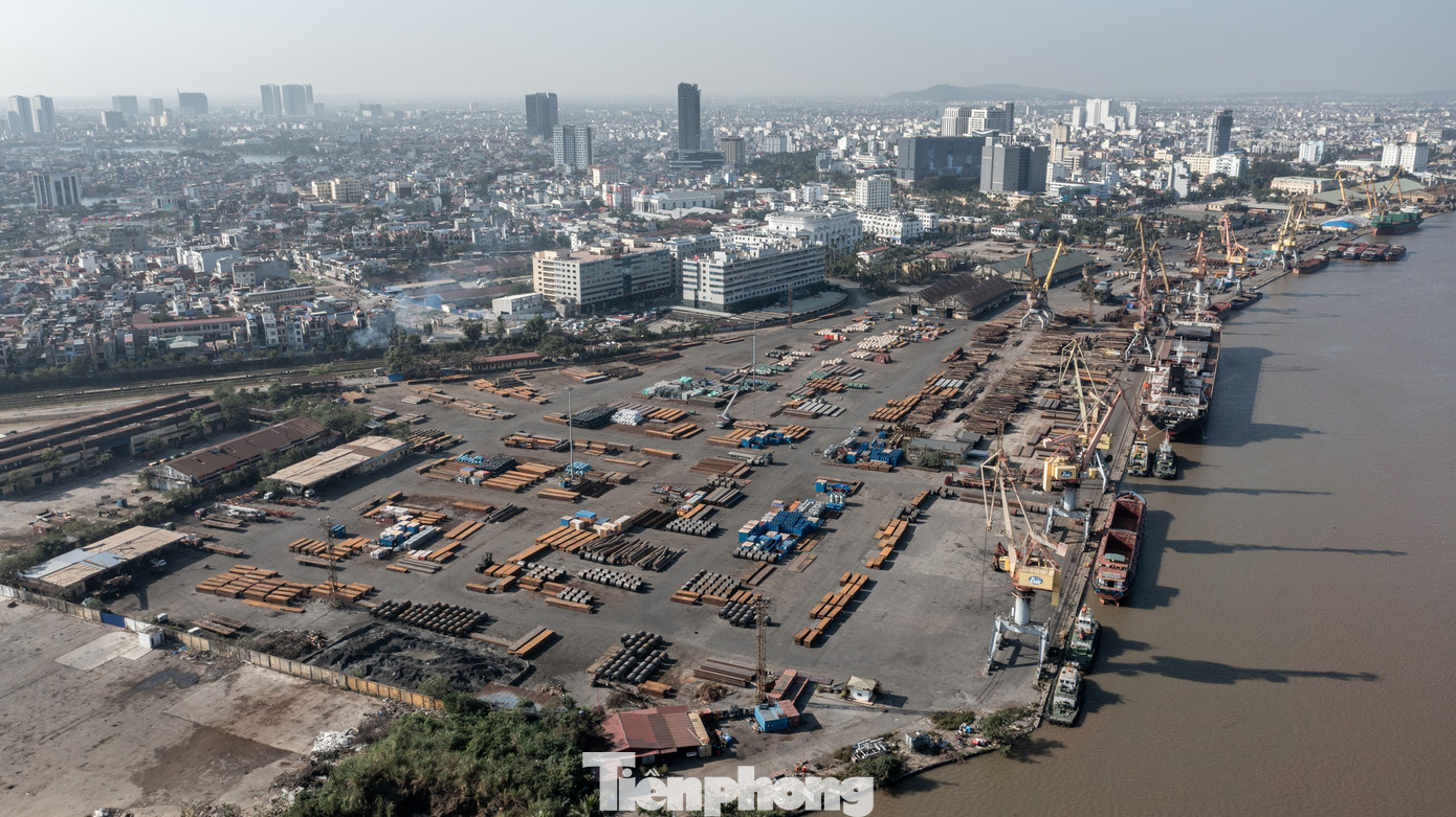 Tuy nhiên, bến cảng trên 150 tuổi của thành phố cảng sắp kết thúc sứ mệnh hoạt động của mình. Theo quy hoạch, cảng Hoàng Diệu sẽ phải nhường diện tích đất cho phát triển không gian đô thị, ưu tiên công trình dịch vụ công cộng, cây xanh, văn phòng, thương mại. Về quy hoạch giao thông đường bộ, sẽ xây dựng cầu Nguyễn Trãi bắc qua sông Cấm nằm song song với cầu Hoàng Văn Thụ được xây dựng từ trước đó.