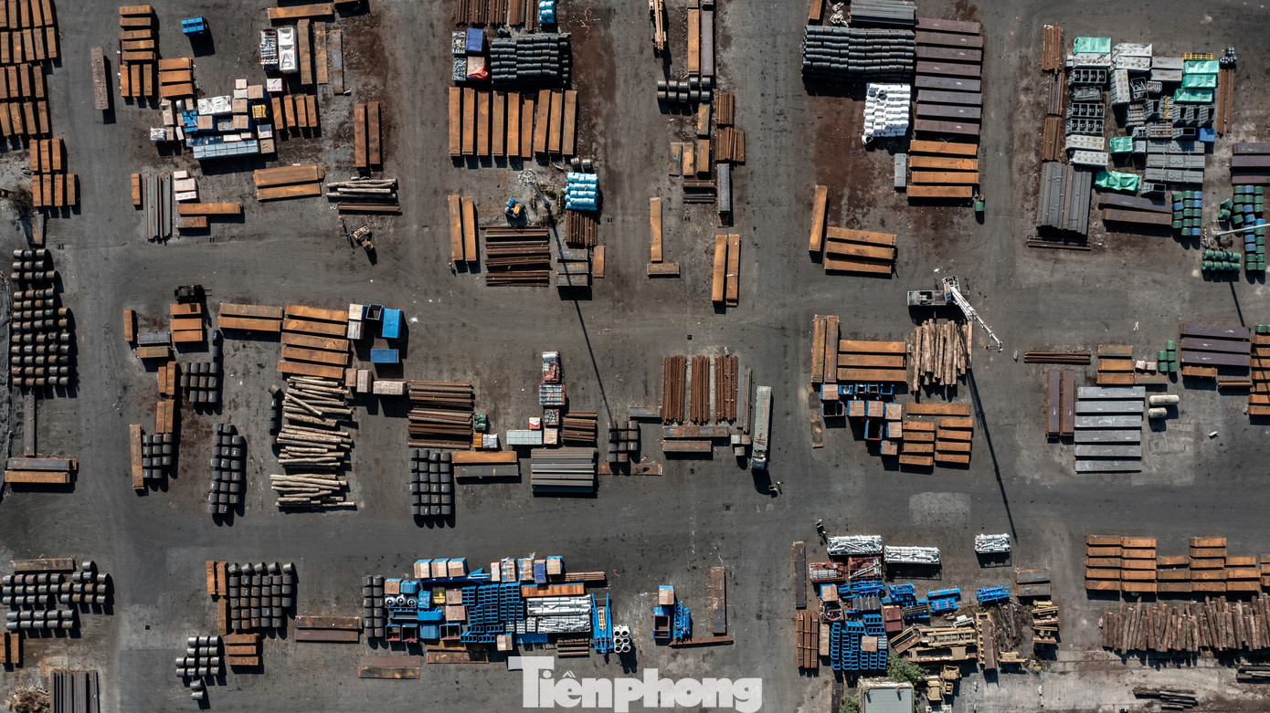 Lô hàng lưu giữ lâu nhất là từ năm 2008 của Công ty Xuất nhập khẩu Vinashin. Ngoài ra còn hàng loạt xe xúc, xe cẩu, xe tải nhỏ, thép tấm, thép lá cuộn và hơn 900 kiện hàng khác đã để tại các kho bãi cảng này từ năm 2010 - 2023.