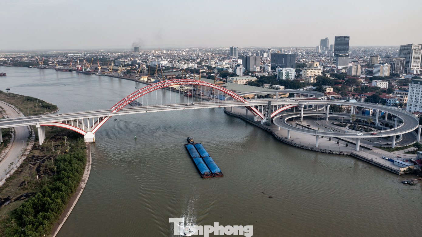 Đầu năm 2017, cầu Hoàng Văn Thụ được thành phố Hải Phòng khởi công xây dựng và khánh thành sau 2 năm thi công. Công trình cắt qua cầu cảng số 10, 11 và ảnh hưởng đến hoạt động của bến cảng số 9. Công ty Cổ phần Cảng Hải Phòng đã phải tạm ngừng khai thác 3 cầu cảng này để phục vụ thi công cầu Hoàng Văn Thụ.