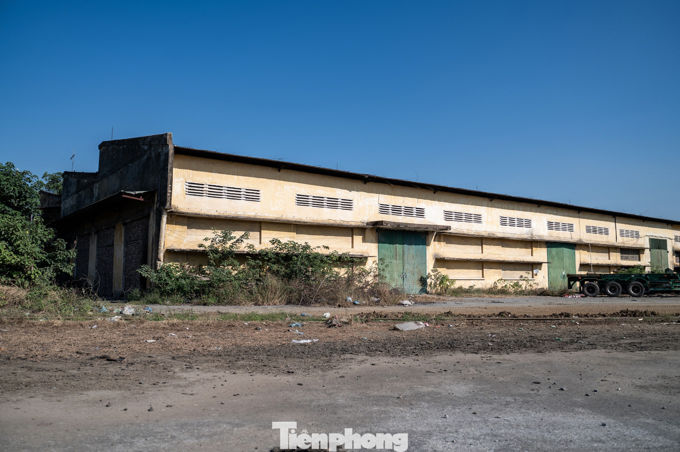 Ghi nhận của PV Tiền Phong, cảng Hoàng Diệu đang tổ chức phá dỡ một số công trình để giải phóng mặt bằng tại một số khu vực bàn giao cho thành phố để khởi công cầu Nguyễn Trãi. Theo tính toán, cảng Hoàng Diệu có hơn 300.000 m2 đất nằm trong diện bị thu hồi.