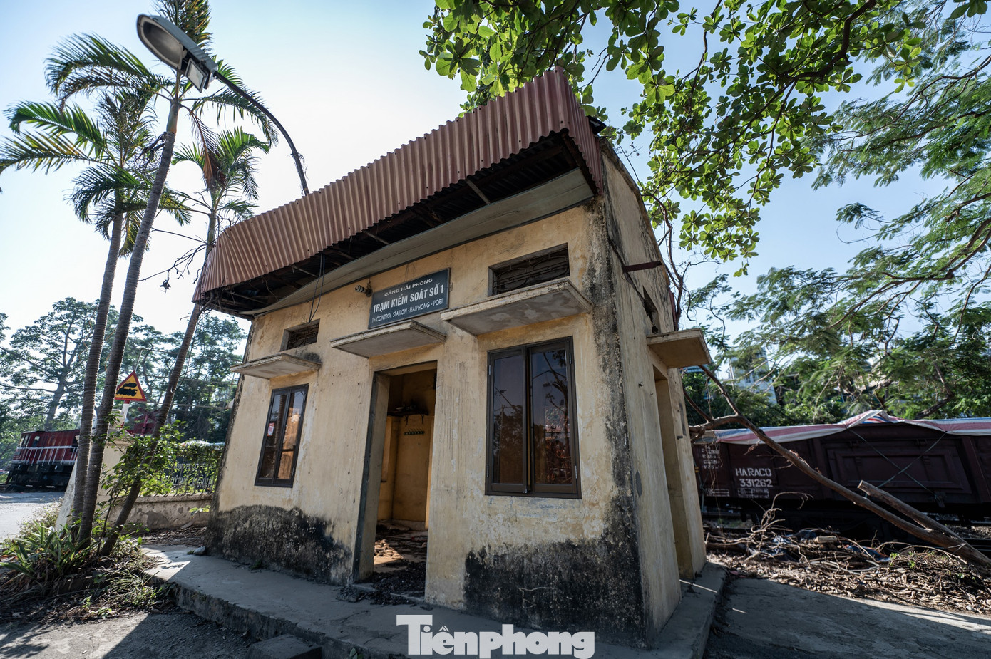 Chủ tịch UBND TP Hải Phòng Nguyễn Văn Tùng đã đồng ý lùi thời điểm phê duyệt phương án hỗ trợ người lao động mất việc để doanh nghiệp hoàn thành thủ tục sắp xếp; yêu cầu cảng Hải Phòng phối hợp với quận Ngô Quyền bàn giao mặt bằng cho đơn vị thi công, nhất là mặt bằng khởi công; giao UBND quận Ngô Quyền thông báo cho các đại lý, các hãng tàu và chủ hàng có các lô hàng tồn đọng chủ động liên hệ tới Công ty TNHH MTV cảng Hoàng Diệu để thực hiện di dời hàng hoá, tài sản ra khỏi các kho bãi của cảng.