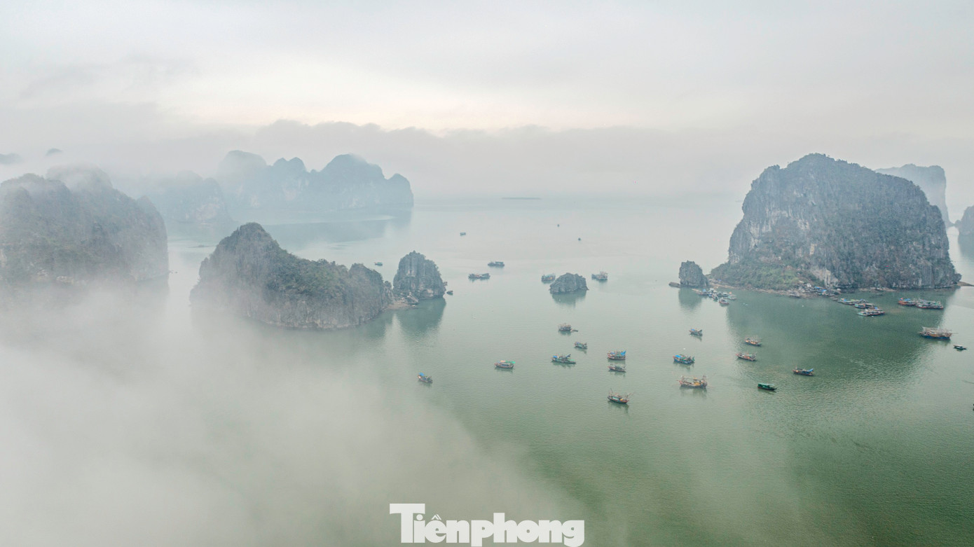 Những ngày qua, vùng biển thuộc vịnh Hạ Long, thành phố Hạ Long, tỉnh Quảng Ninh có mưa, độ ẩm trong môi trường tăng cao tạo thành lớp sương mù dày đặc.