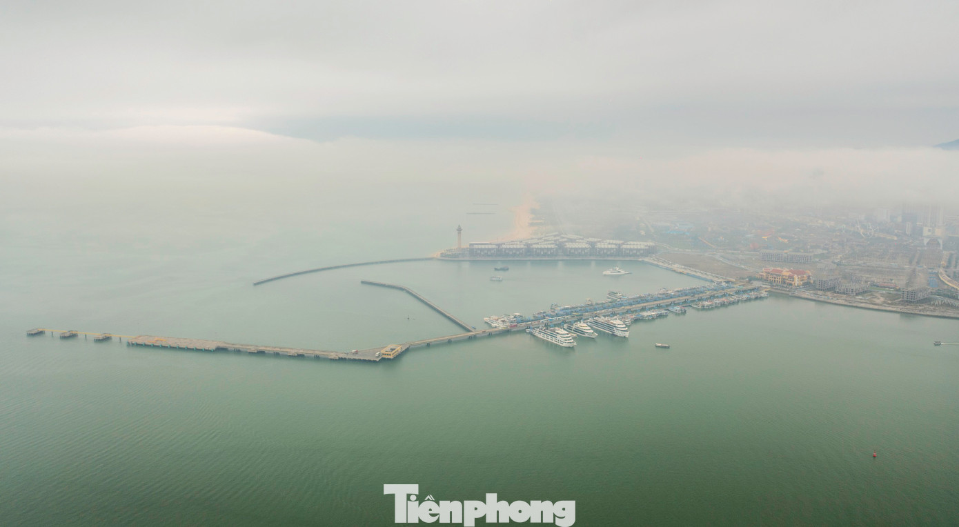 Khu vực Cảng tàu quốc tế Hạ Long và Khu du lịch Bãi Cháy cũng trở nên mờ ảo trong sương.