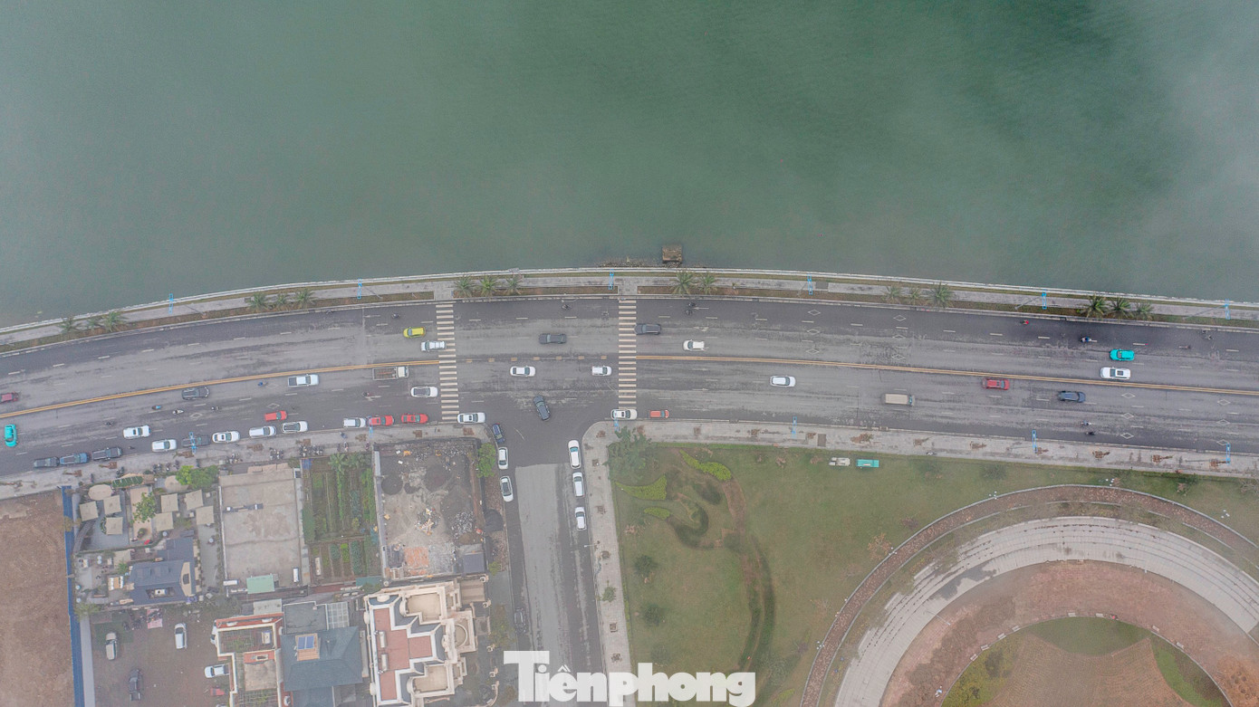 Dọc đường Trần Quốc Nghiễn, đây là cung đường bao biển được đánh giá là đẹp nhất Việt Nam với một bên là các dãy núi đá, một bên là vịnh Hạ Long.