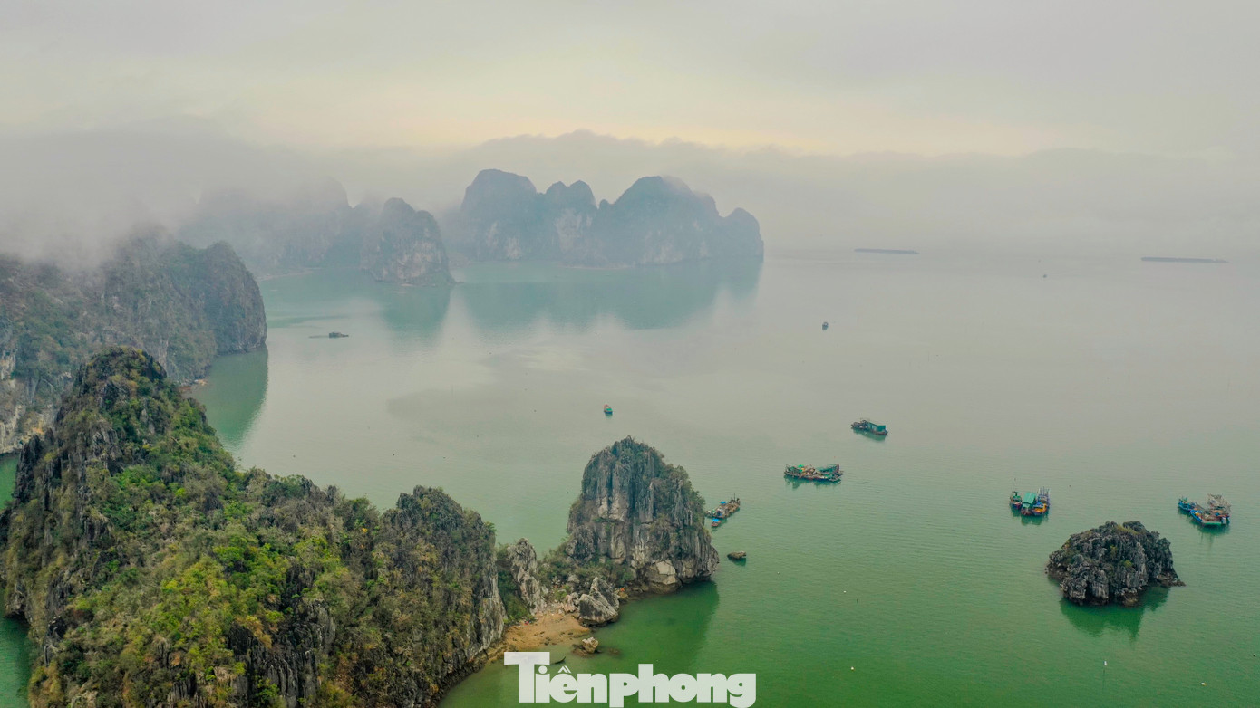 Đàn rồng phun ra muôn nghìn châu ngọc biến thành muôn đảo đá màu ngọc thạch, chỗ kết lại như bức tường thành, chỗ giàn ra thành trận địa, chặn bước tiến quân giặc, tạo điều kiện cho quân ta chiến thắng.