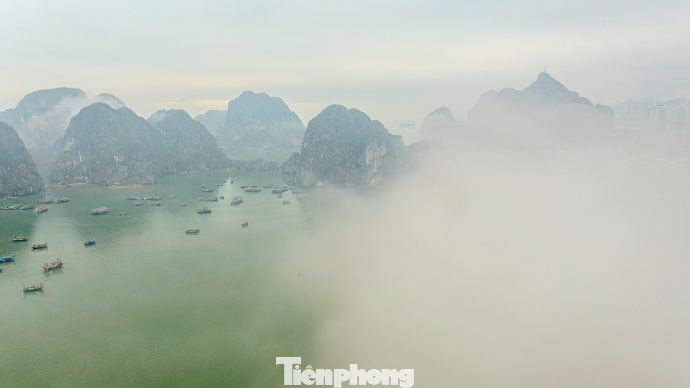 Sương mù khiến các làng chài nằm sát mép núi ven vịnh Hạ Long cũng trở nên thơ mộng hơn với người dân và khách du lịch khi đến với thành phố di sản.