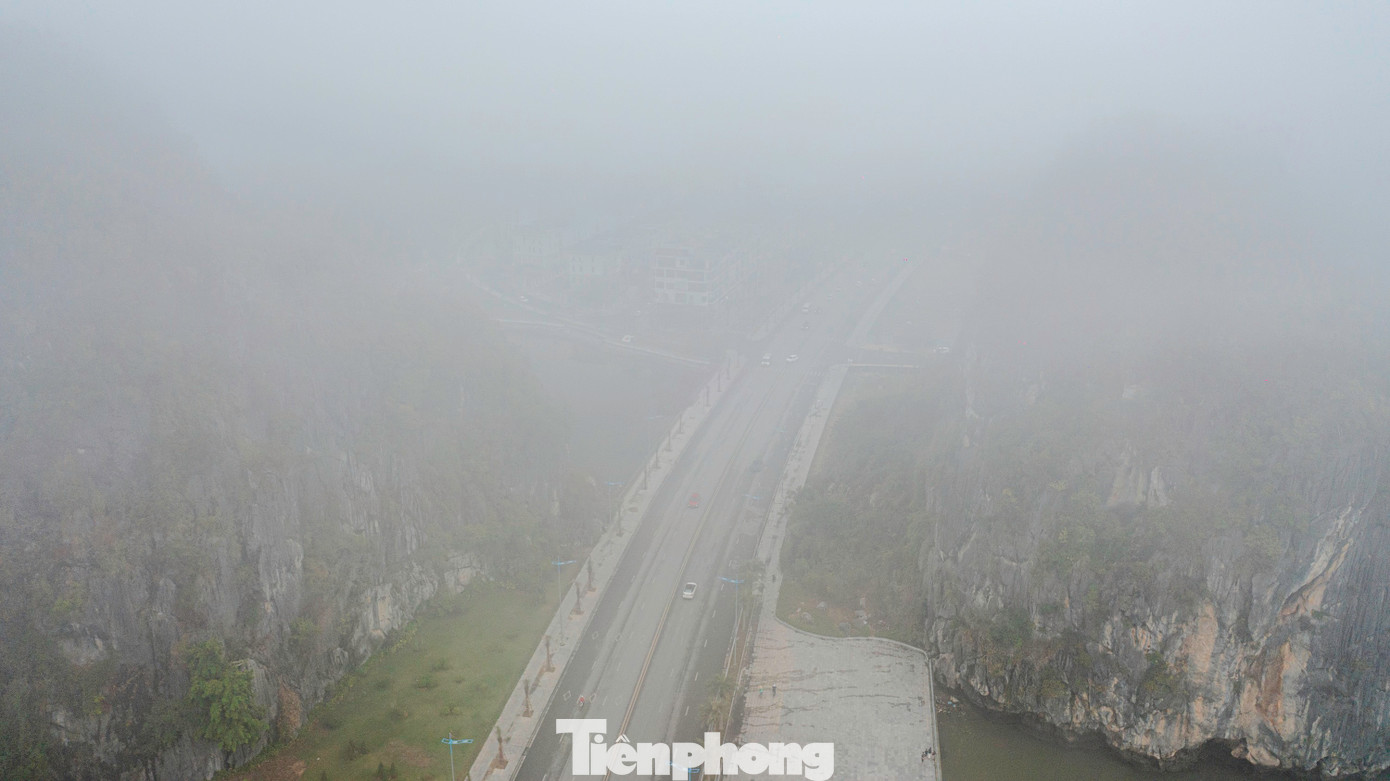 Dọc đường Trần Quốc Nghiễn, đây là cung đường bao biển được đánh giá là đẹp nhất Việt Nam với một bên là các dãy núi đá, một bên là vịnh Hạ Long.