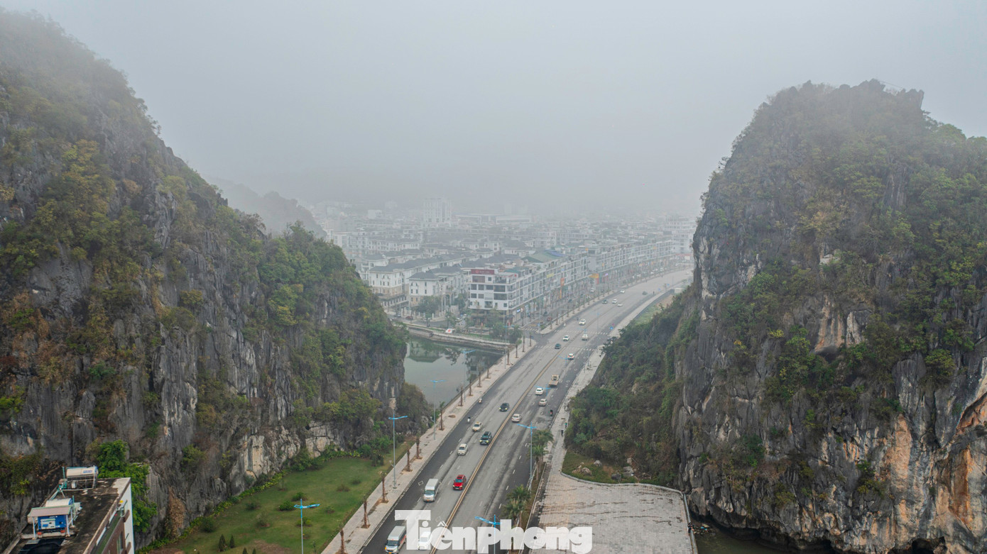 Dọc đường Trần Quốc Nghiễn, đây là cung đường bao biển được đánh giá là đẹp nhất Việt Nam với một bên là các dãy núi đá, một bên là vịnh Hạ Long.