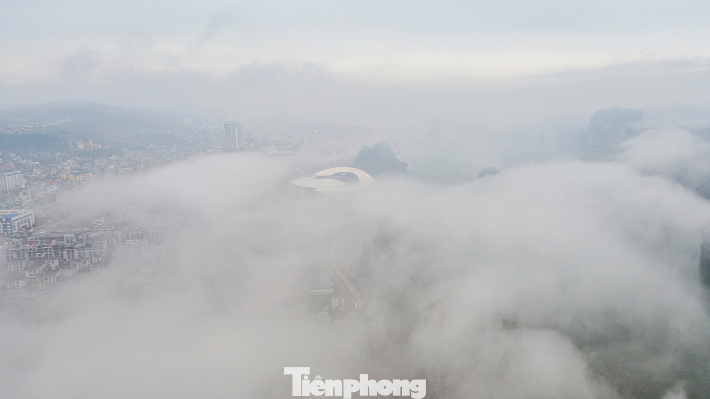 Chỉ trong chốc lát cả thành phố chìm trong sương.