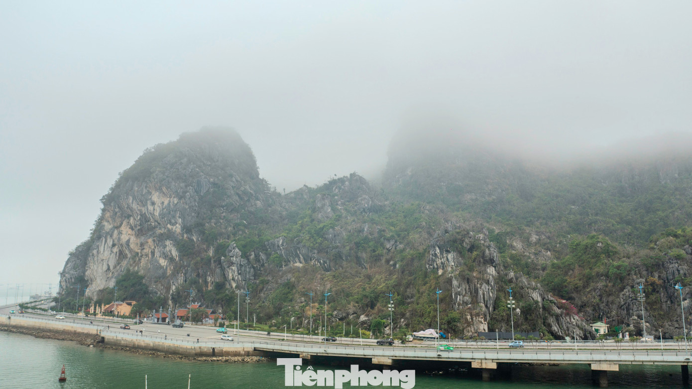 Theo nhiều người dân của thành phố cảnh tượng các tòa nhà cao, dãy núi bị sương mù bao phủ phần ngọn nhìn như chốn thần tiên.